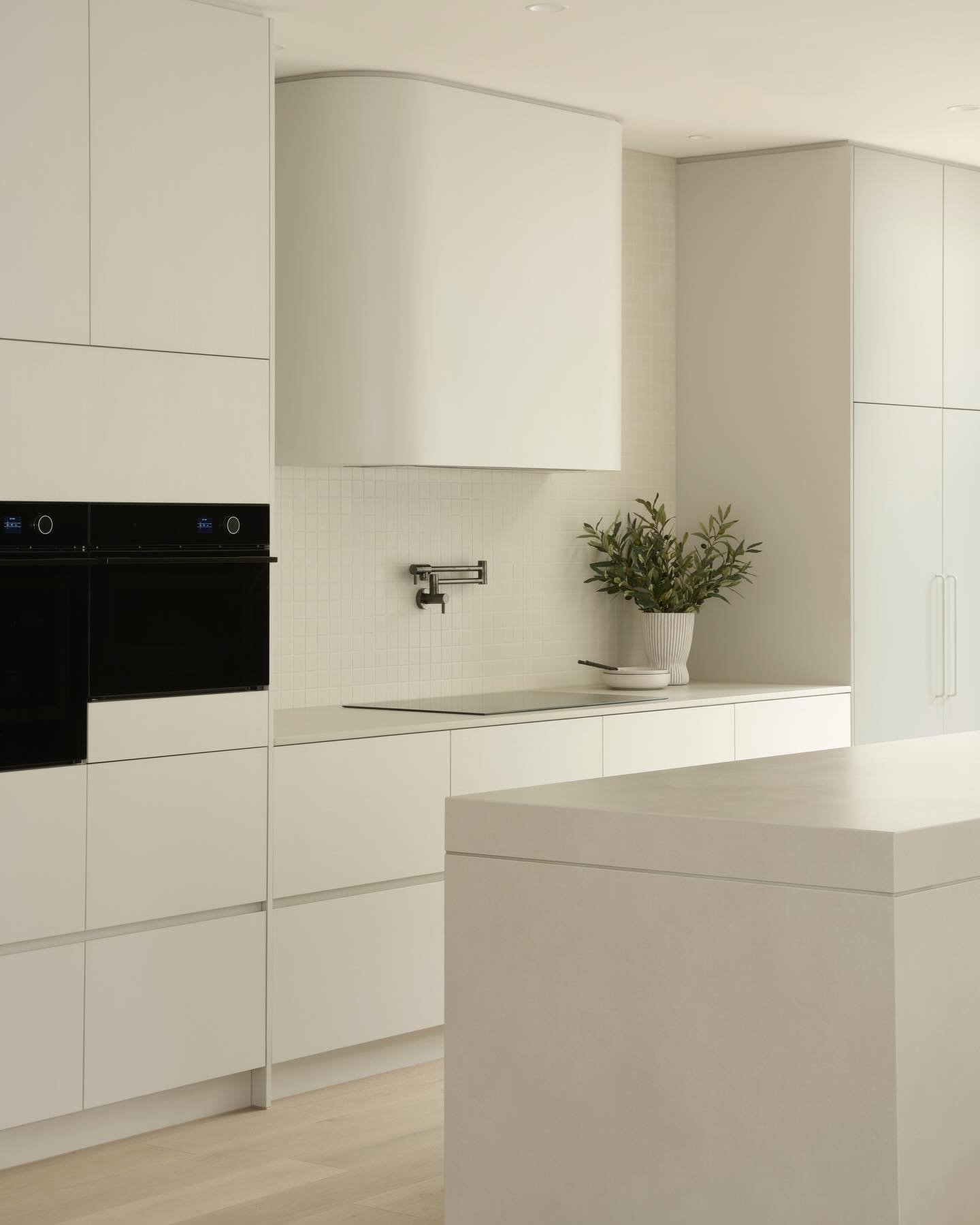 Having worked with F3 Studio previously across three projects, Vital Build engaged us to design interiors for their first development project: the subdivision of a suburban block in Research into two, separate high-performance townhomes. With both ho