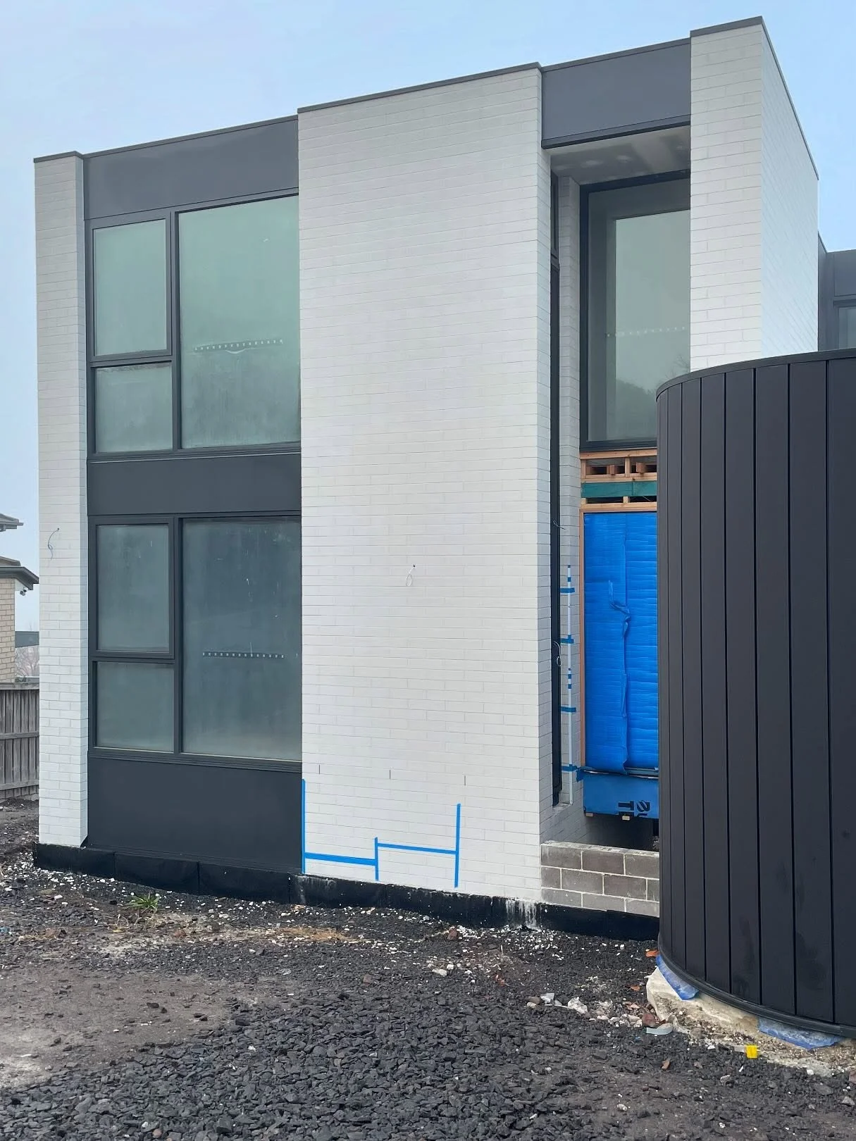Site progress on our Craigieburn new build. Scaffold has come down revealing the full extent of @adbrimasonry and @colorbondsteel  cladding. Interior finishes and joinery installation are well underway. Beautiful work by the team @luxabodebuilders .

