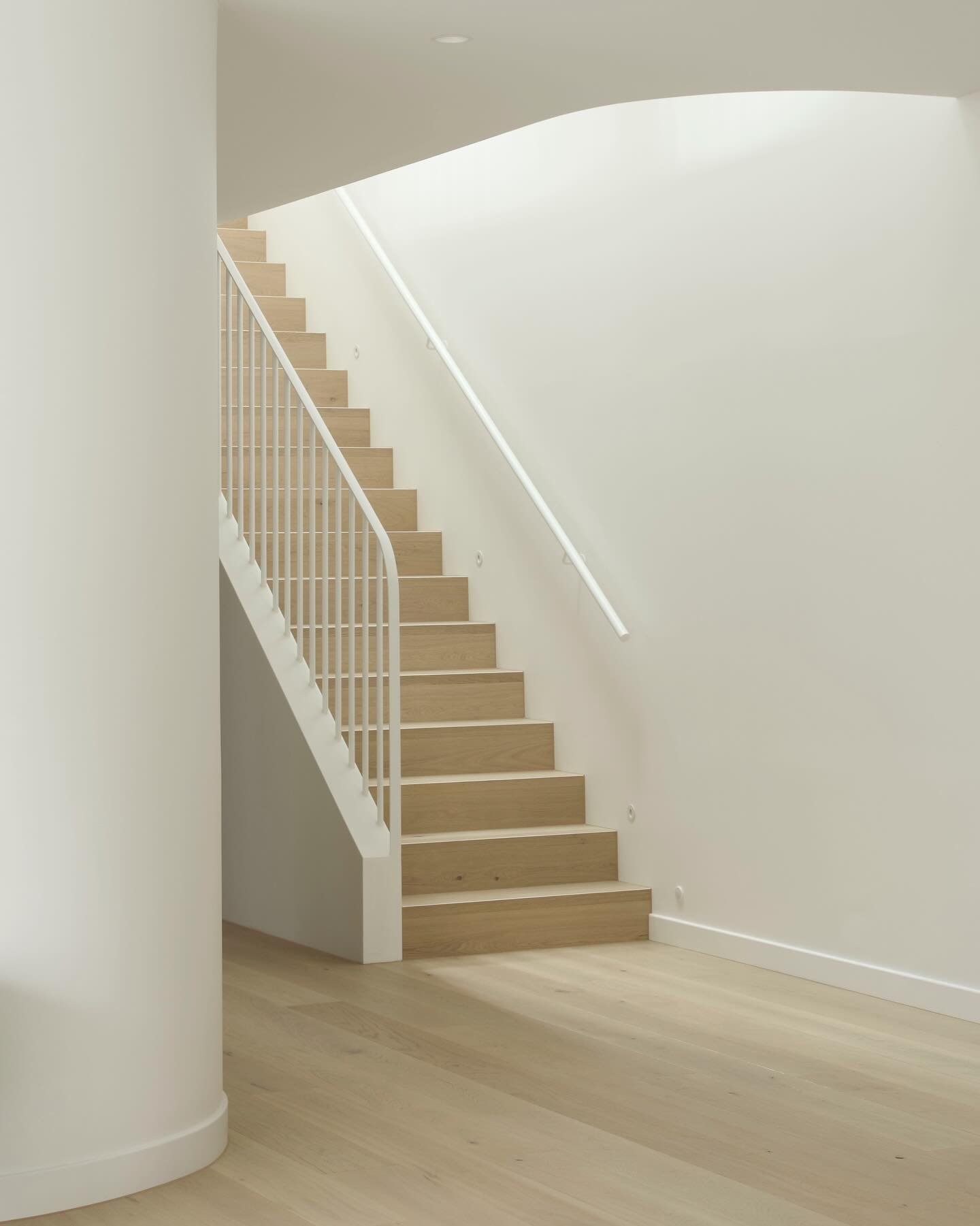 Having worked with F3 Studio previously across three projects, Vital Build engaged us to design interiors for their first development project: the subdivision of a suburban block in Research into two, separate high-performance townhomes. With both ho