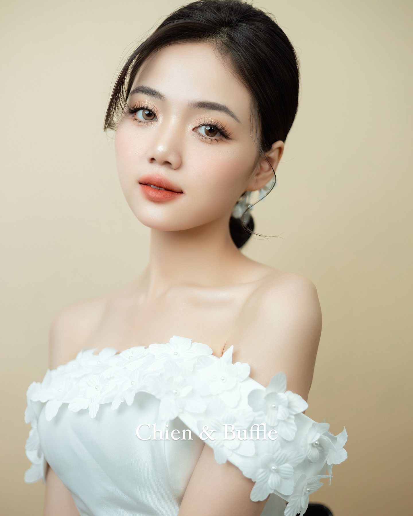 Our Signature Bridal Natural Glam makeup look.
A mix of Douyin, Thai, and Korean makeup.
📸 @chienbuffle
#makeupideas #bridalmakeup #asianbridalmakeup #bayareamakeupartist #bayareabridal #sfbayarea #sfbayareaartist #douyinmakeup #bridal #glam #n