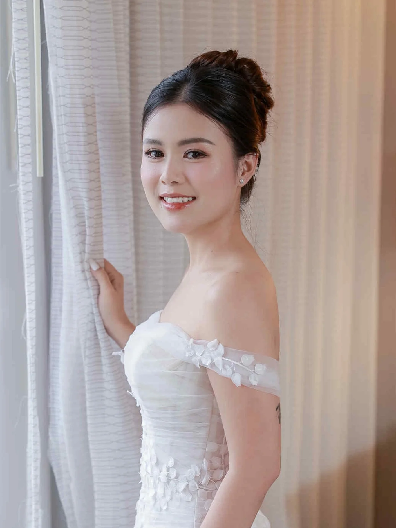 Our signature bridal makeup and hair, recently brought to life on a glowing bride. Douyin x Thai style

#sanjose #bayarea #sfbayarea #sanfrancisco #bridal #asianbridalmakeup #photography #makeup #chienbuffle #wedding #bayareawedding #douyinmakeup #th