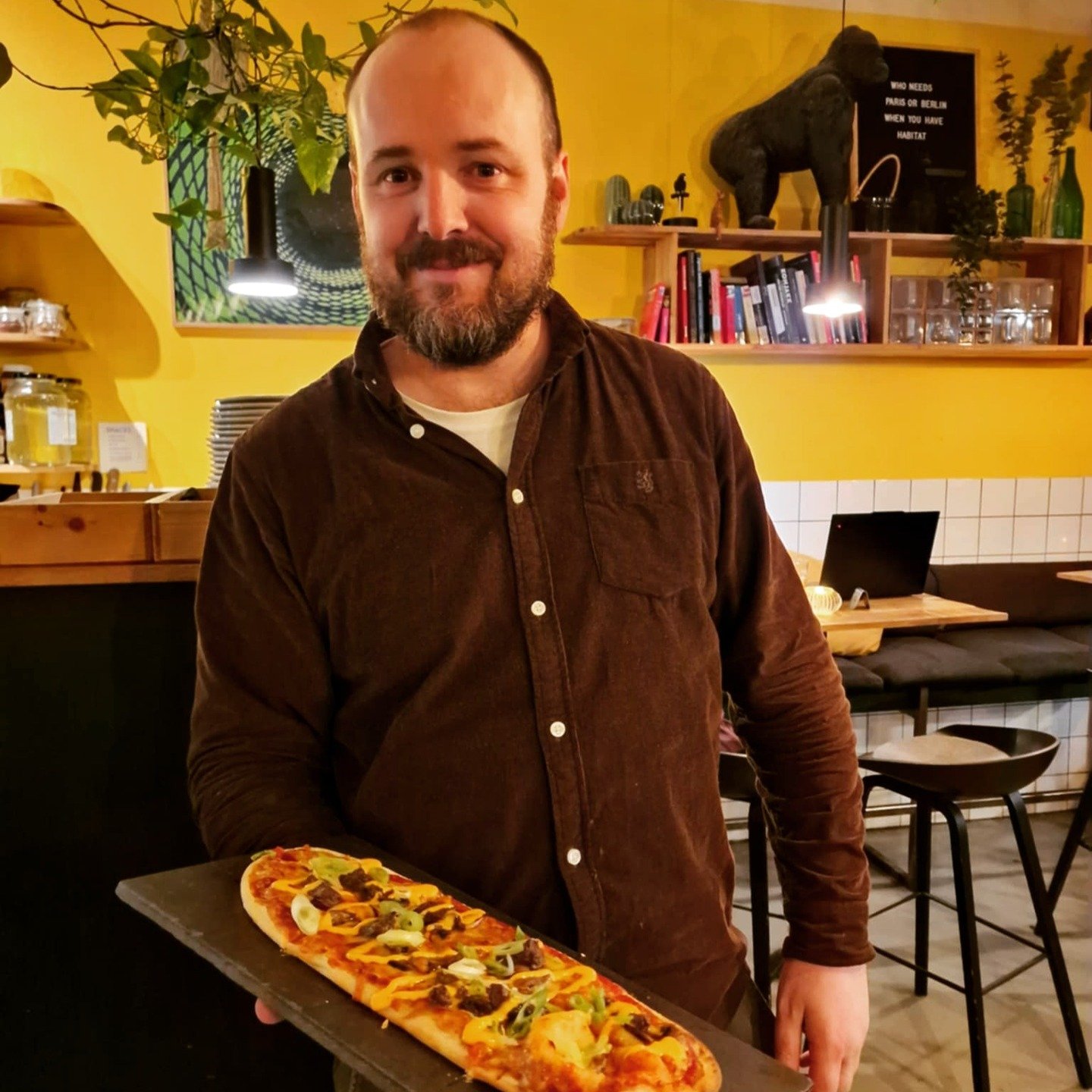 Our pizza of the week is "Beefin' Delicious!" With soymarinated beef and chilimajo. 

Pizza, Eat, Repeat <3

#habitatbartrd #creaturesofhabitat #trondheim #olavtryggvason #midtbyen #visittrondheim 

#eeeeeats #forkyeah #foodporn #yum #lu