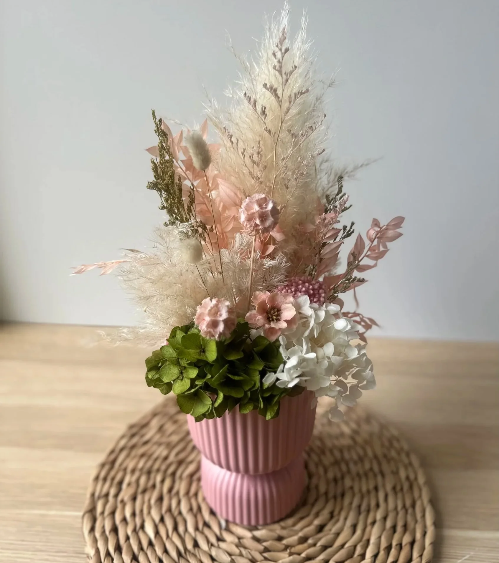 This beautiful Luxe arrangement combines pinks, greens and soft neutrals creating a soothing, garden-inspired harmony that feels both fresh and timeless 🩷💚🤍