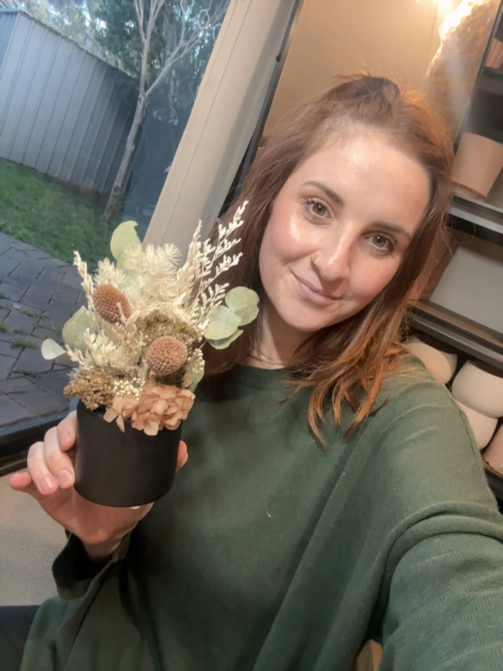 When the arrangement matches your outfit (and hair) 👩🏻&zwj;🦰💚 this brand new black and natural mini is in stock online now x