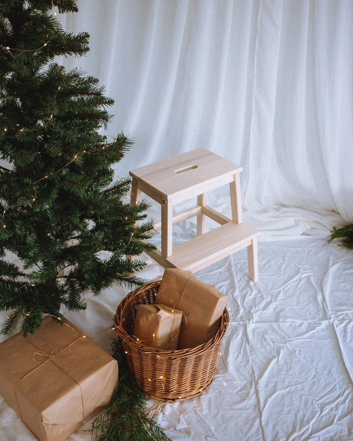 Had a play with the Christmas mini shoot set up this week and it&rsquo;s looking super cute! I have a few little magic touches on the way to complete the styling. 🎄✨
Bring on December 3rd - 5th! 

I still have spots available so book in and make tho