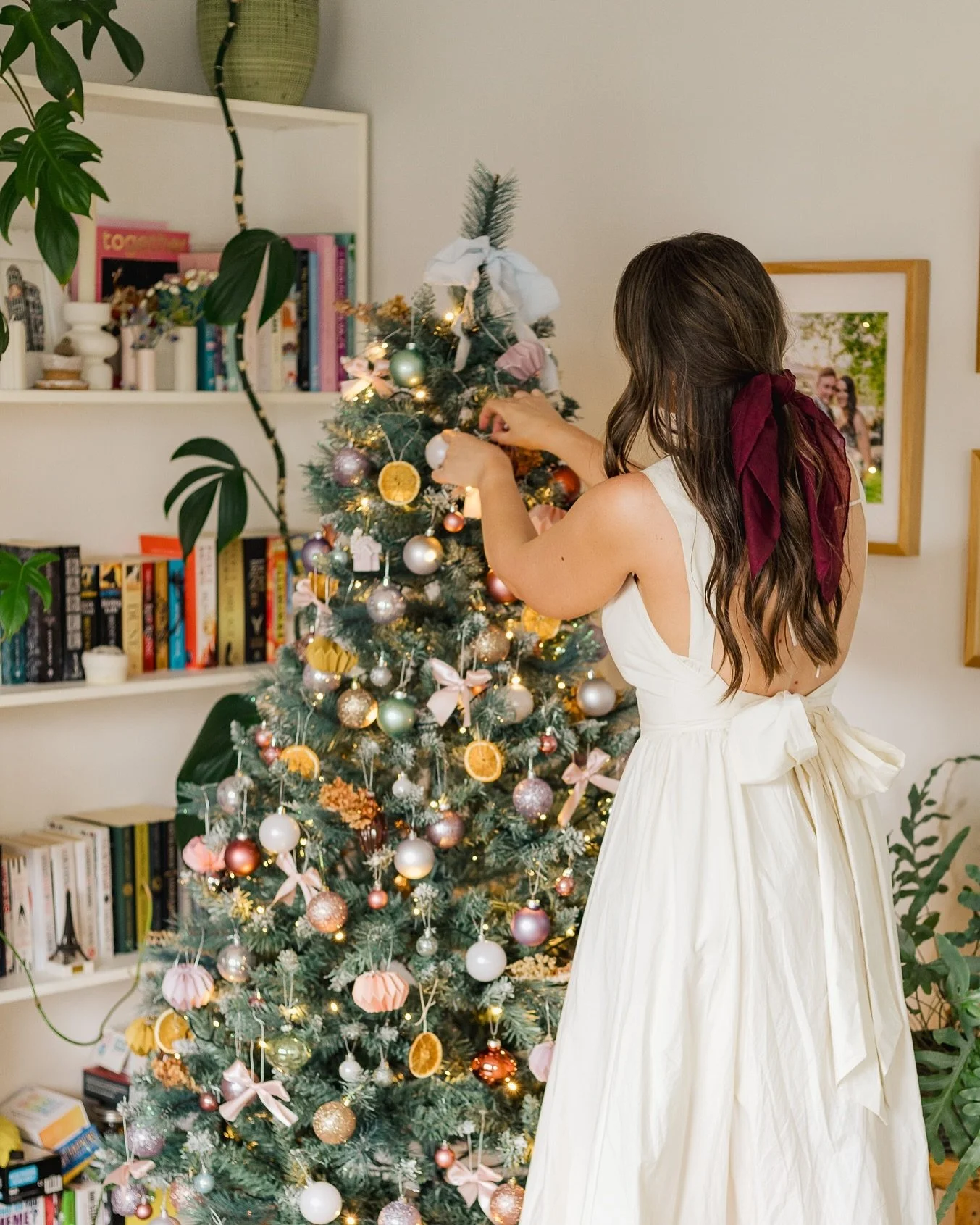 Happy December! 
Decorations are up, presents are wrapped (well, some) and the celebrations have begun. 🥂 

I am so looking forward to capturing special moments at the mini shoots this week. I still have 3 spots left, 2 on Tuesday, 1 on Wednesday, s