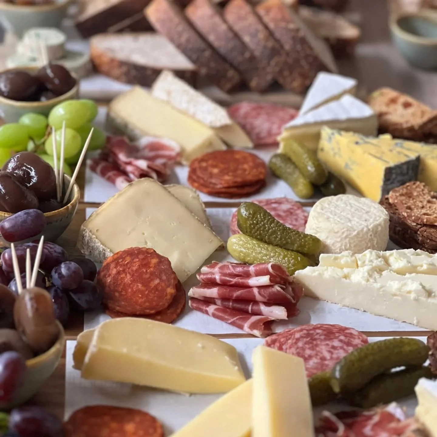 It's Saturday which means The Cheese Bar is open from 6pm tonight. 

Walk-ins are welcome but we advise booking to avoid disappointment 🧀🍷