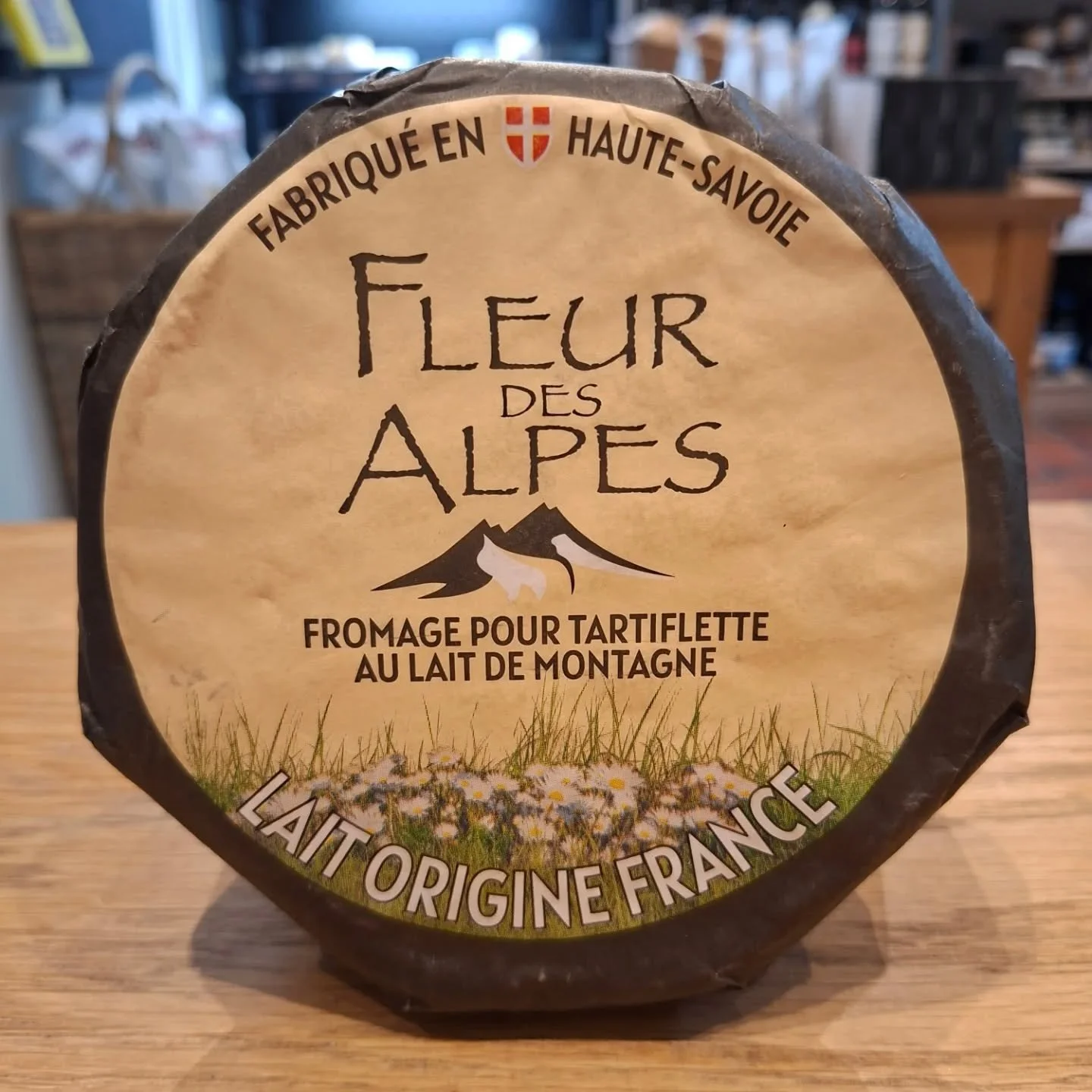 Fresh in we've got some great alternatives to those raw milk French cheeses that we're missing. 

First up - Fleur des Alpes which is a pasteurised alternatives to Reblochon and great if you're making Tartiflette 🧀

Cremeux Du Jura is an alternative