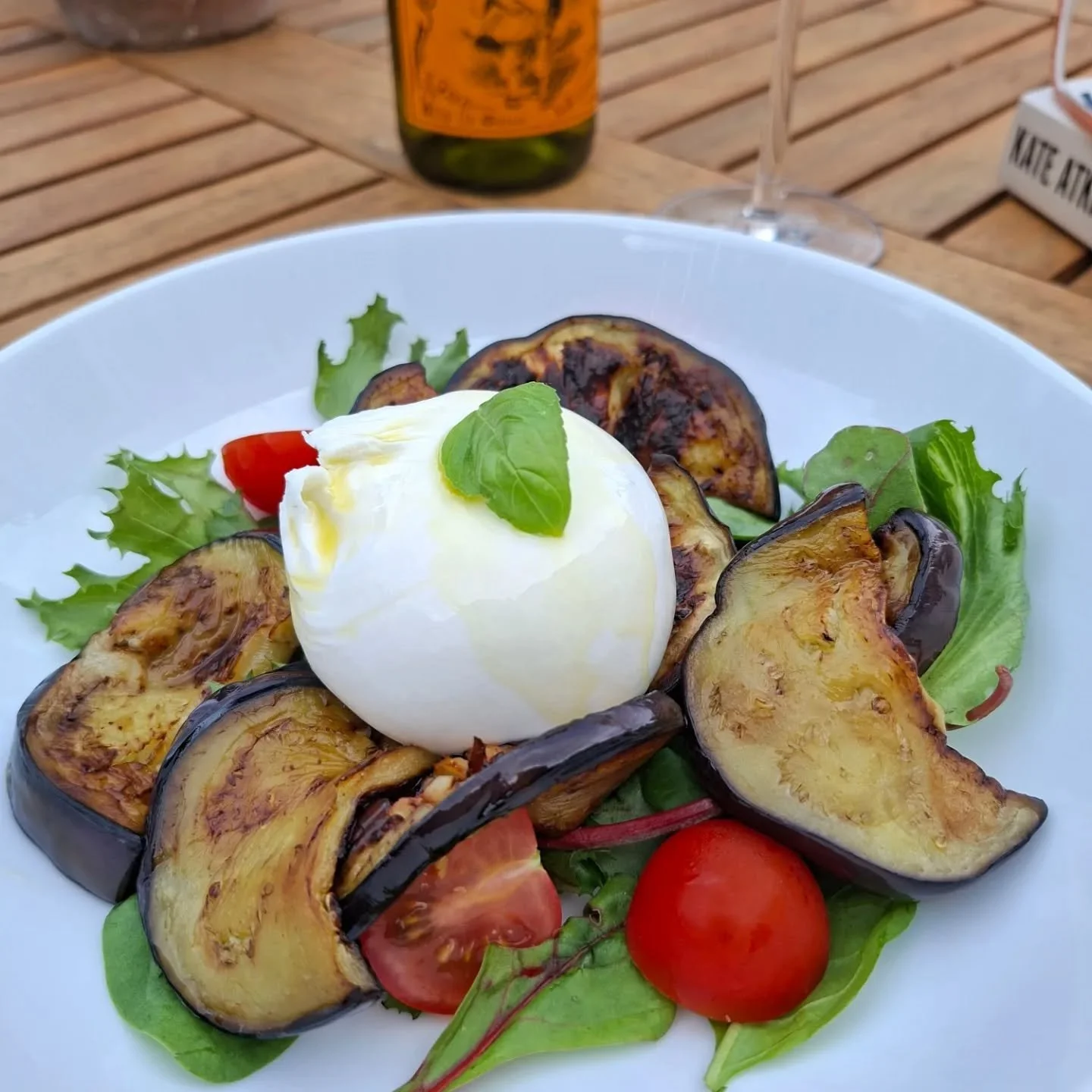 Our burrata salad will be back on the menu from this Saturday and it's a bank holiday weekend so get in touch to book your table and enjoy an evening of amazing cheese and wine.

We're also heading to Italy for our latest wine flight!

#thecheesebarr