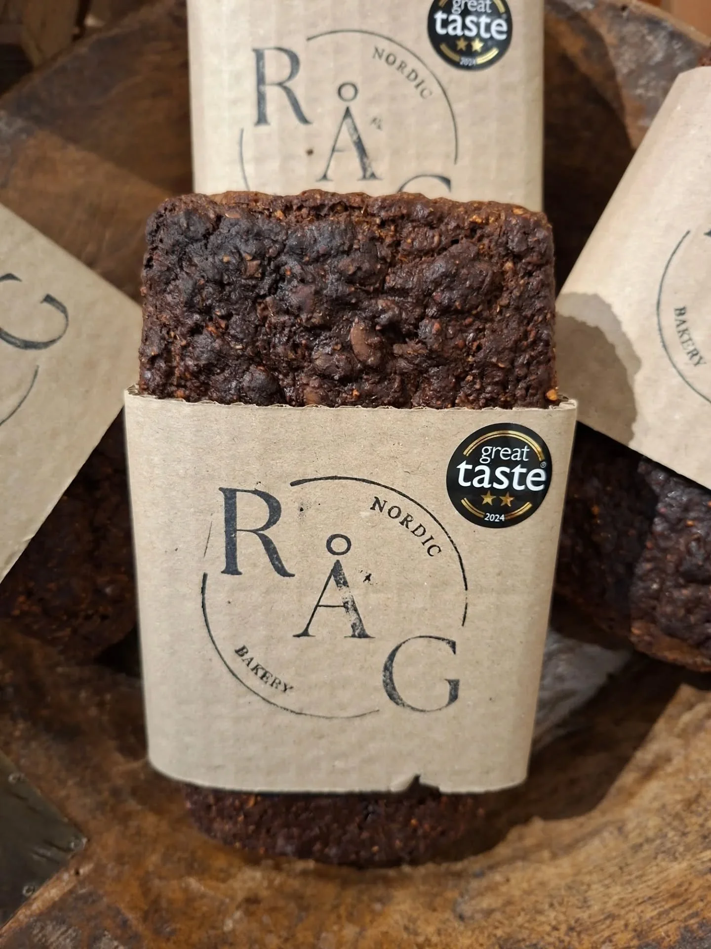 We've had a delivery from @rag_nordicbakeryuk 

Both the rye bread and seeded crackers are amazing in flavour and quality and very popular!

#ryebread 
#seededcrackers
#richmondyorkshire 
#richmondnorthyorkshire
