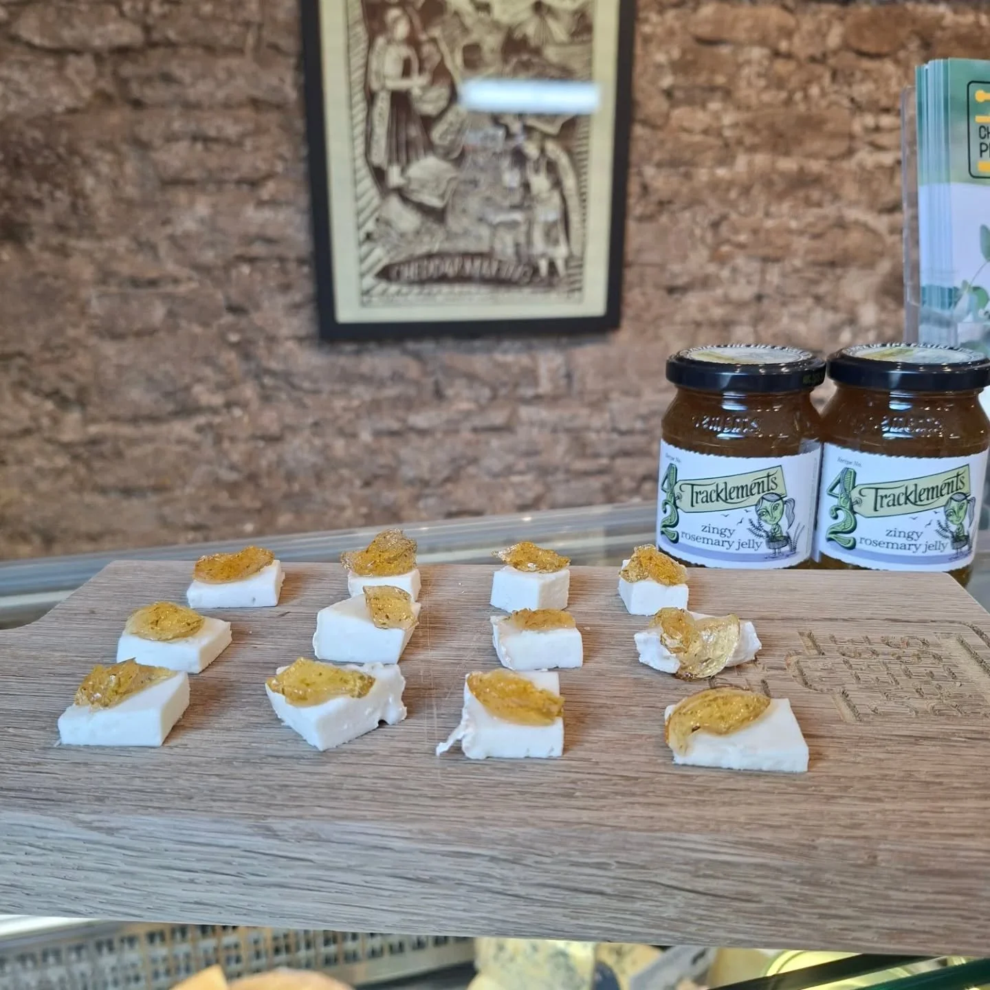 SAMPLE SATURDAY:

Ticklemore goats cheese with Zingy Rosemary Jelly from @tracklements

Ticklemore is a semi-hard goats cheese produced by @sharphamcheese in Devon. Herbaceous and lemony in flavour it's a great addition to your cheeseboard or crumble