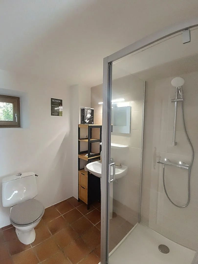 Gîte Tilleul - 1ère salle d'eau avec douche, WC et lavabo