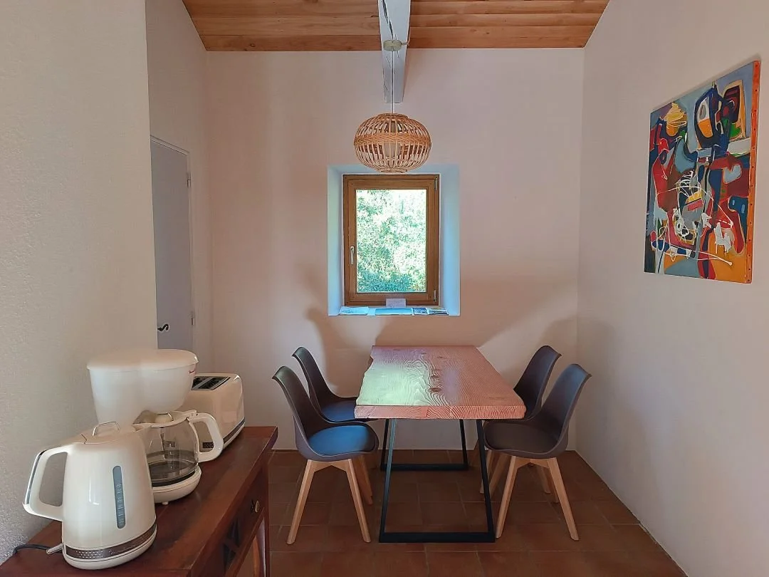 Gîte Mauve - Salle à manger avec équipements
