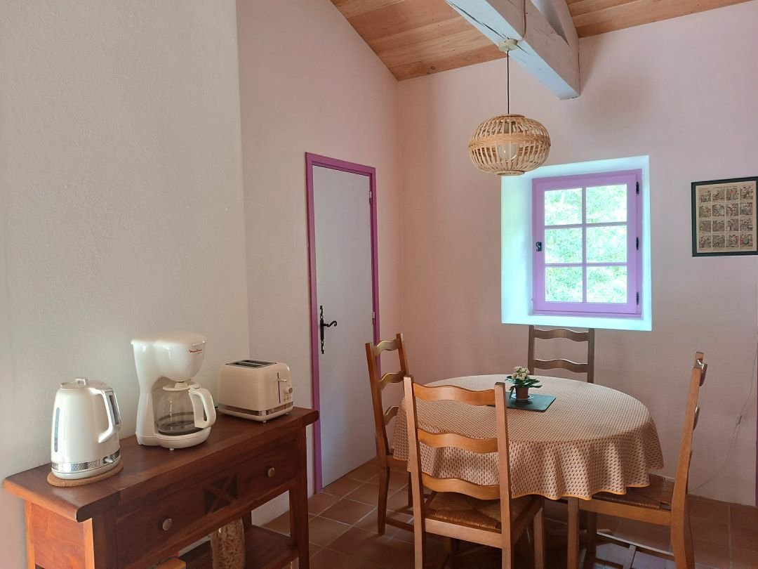 Gîte Mauve - Salle à manger avec équipements
