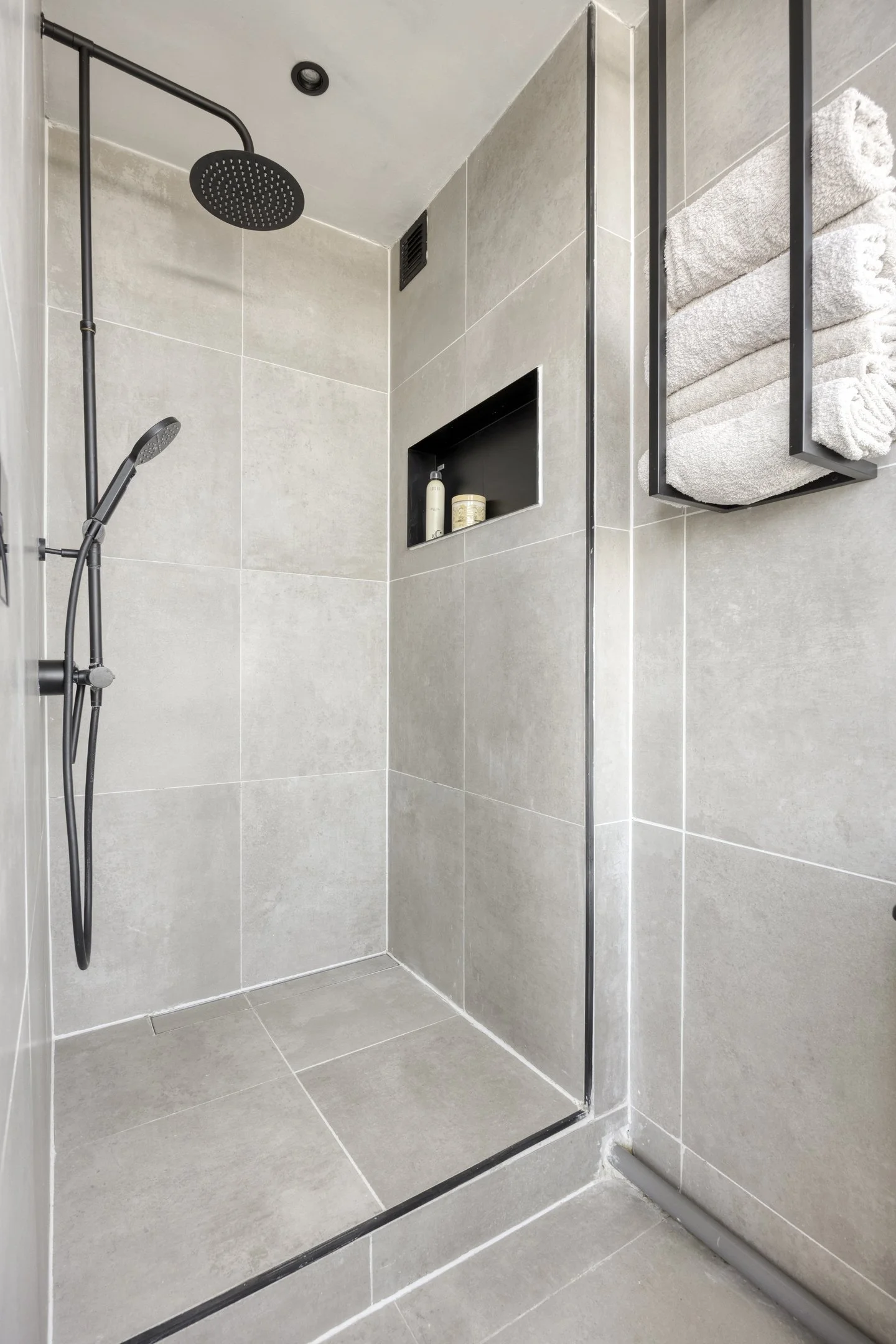 In 2023 vernieuwde badkamer met regendouche in het appartement aan de Albert Cuypstraat 21 in Capelle aan den IJssel.