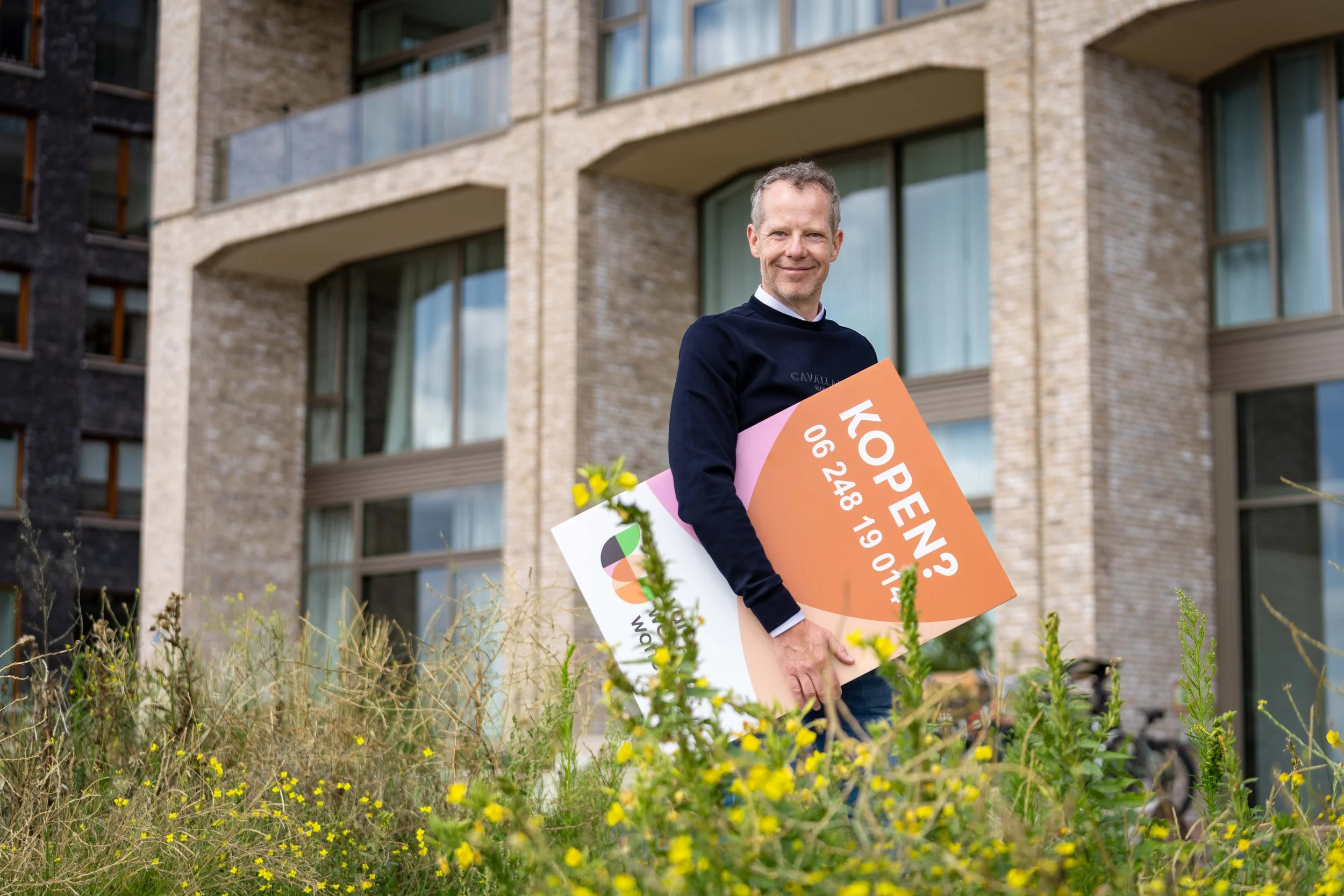 Paul van Weelden, makelaar bij Van Weelden Wonen, verkoopt het appartement aan de Albert Cuypstraat 21 in Capelle aan den IJssel.