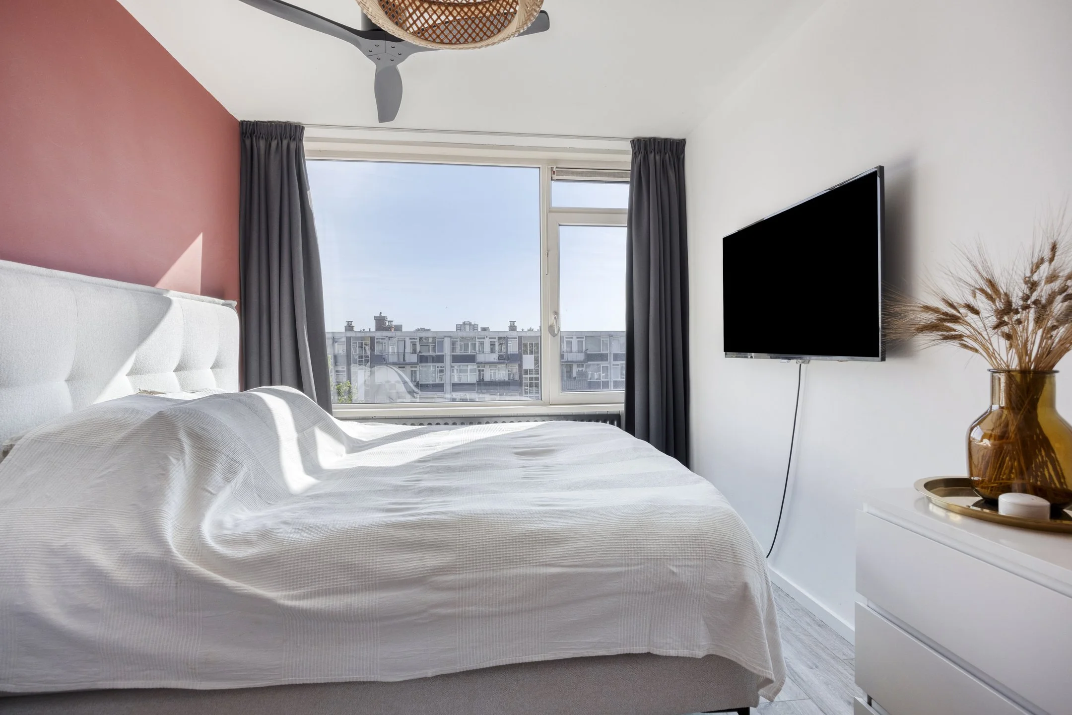 Ruime slaapkamer met veel daglicht in het appartement aan de Albert Cuypstraat 21 in Capelle aan den IJssel.