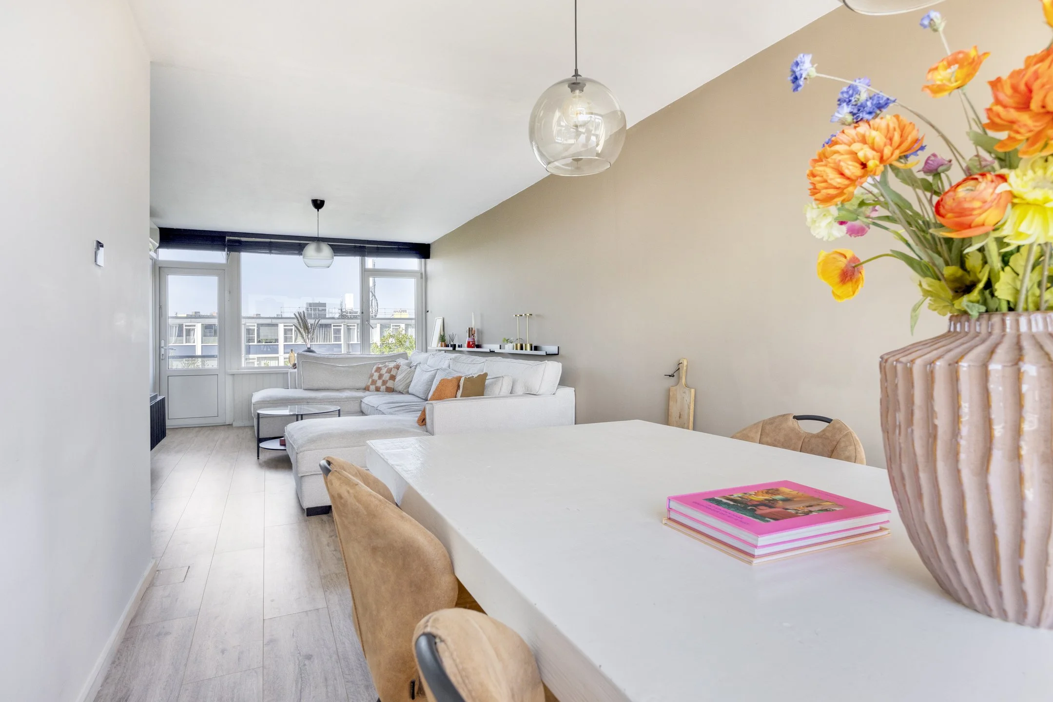 Appartement te koop aan de Albert Cuypstraat 21 in Capelle aan den IJssel, gelegen op de bovenste woonlaag.