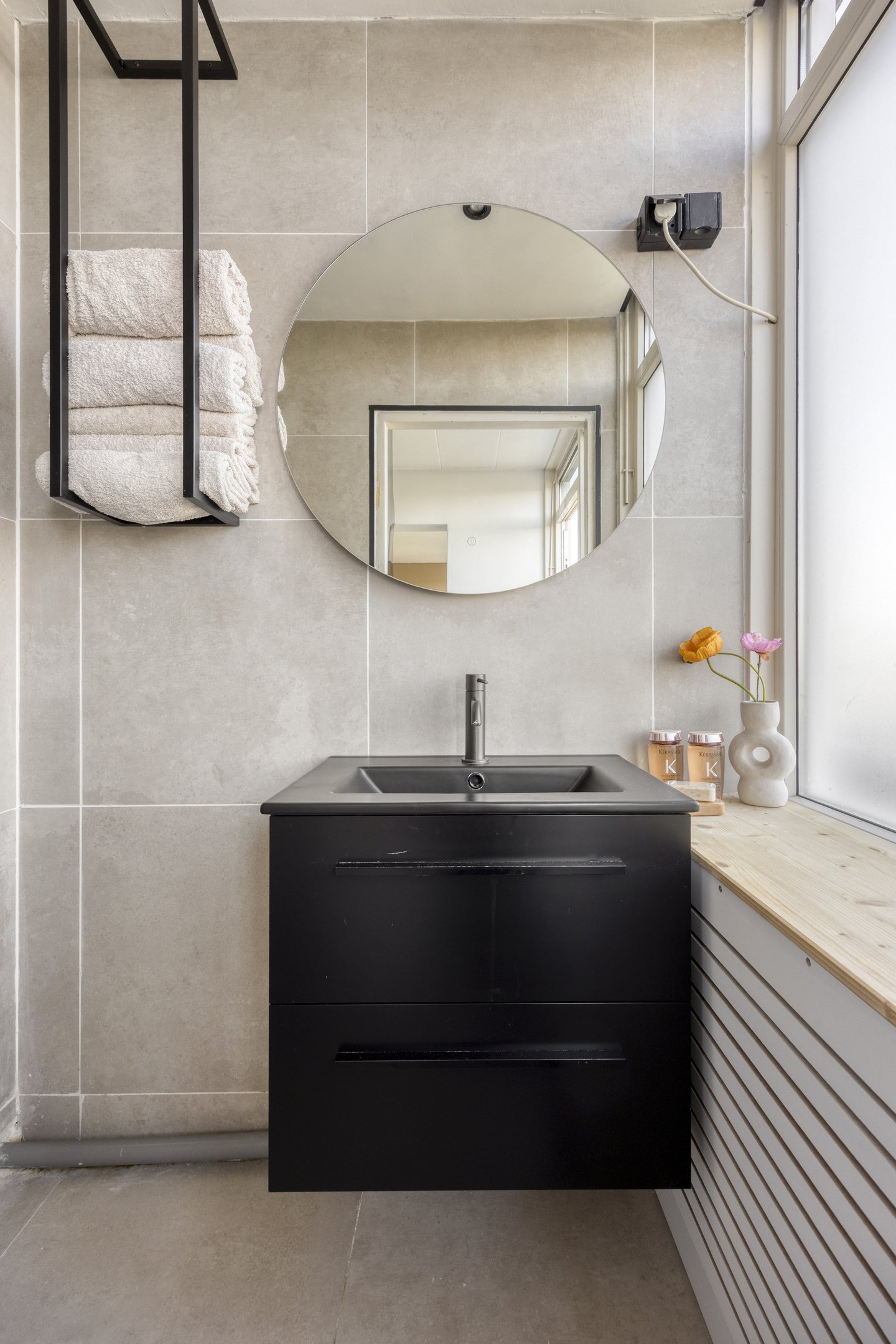 In 2023 vernieuwde badkamer met regendouche in het appartement aan de Albert Cuypstraat 21 in Capelle aan den IJssel.