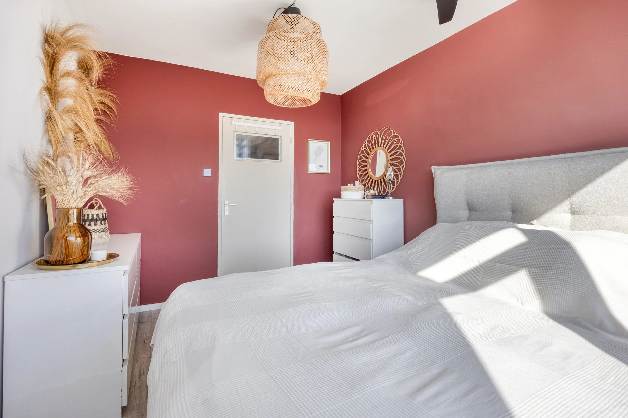 Ruime slaapkamer met veel daglicht in het appartement aan de Albert Cuypstraat 21 in Capelle aan den IJssel.