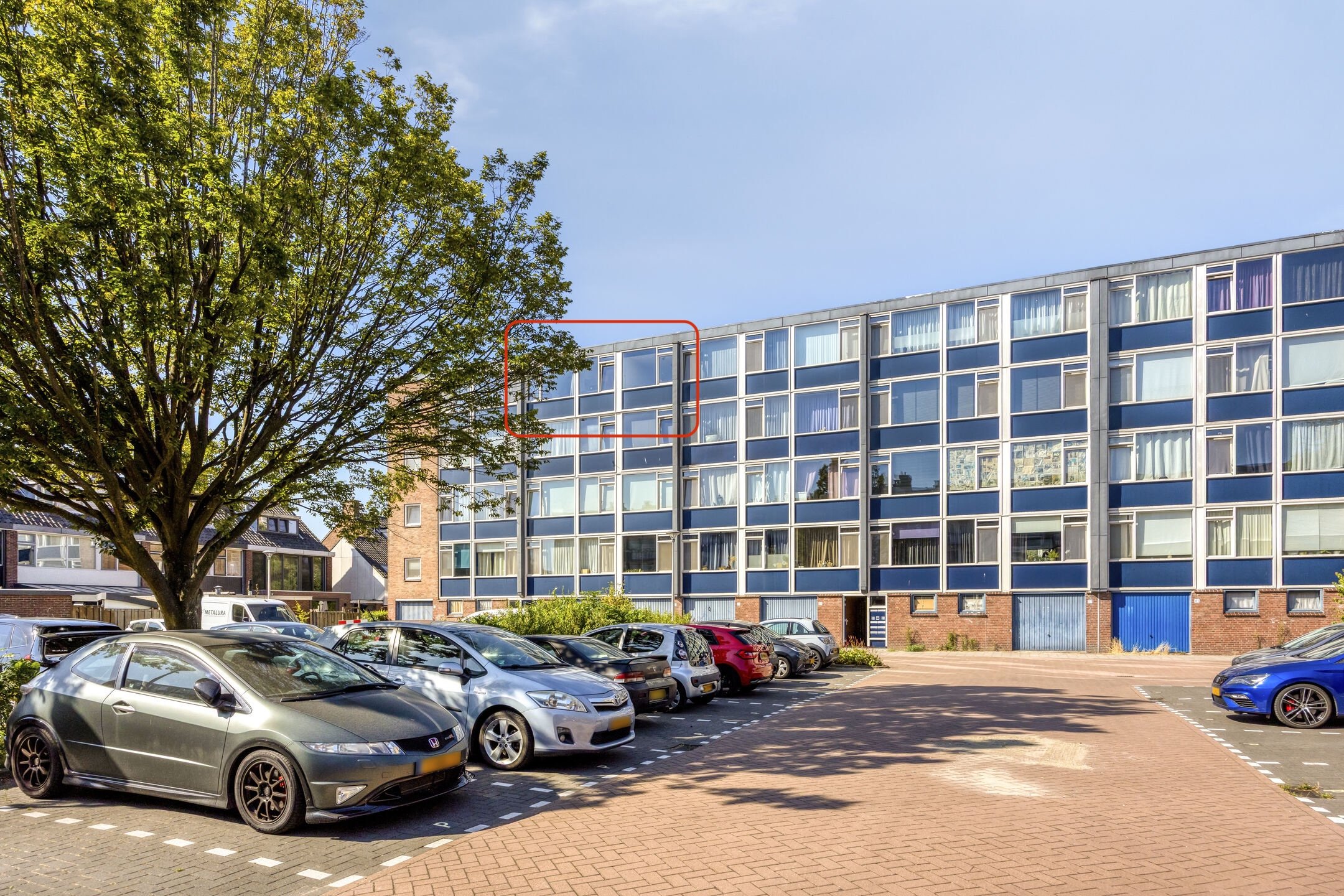 Appartement te koop aan de Albert Cuypstraat 21 in Capelle aan den IJssel, gelegen op de bovenste woonlaag.