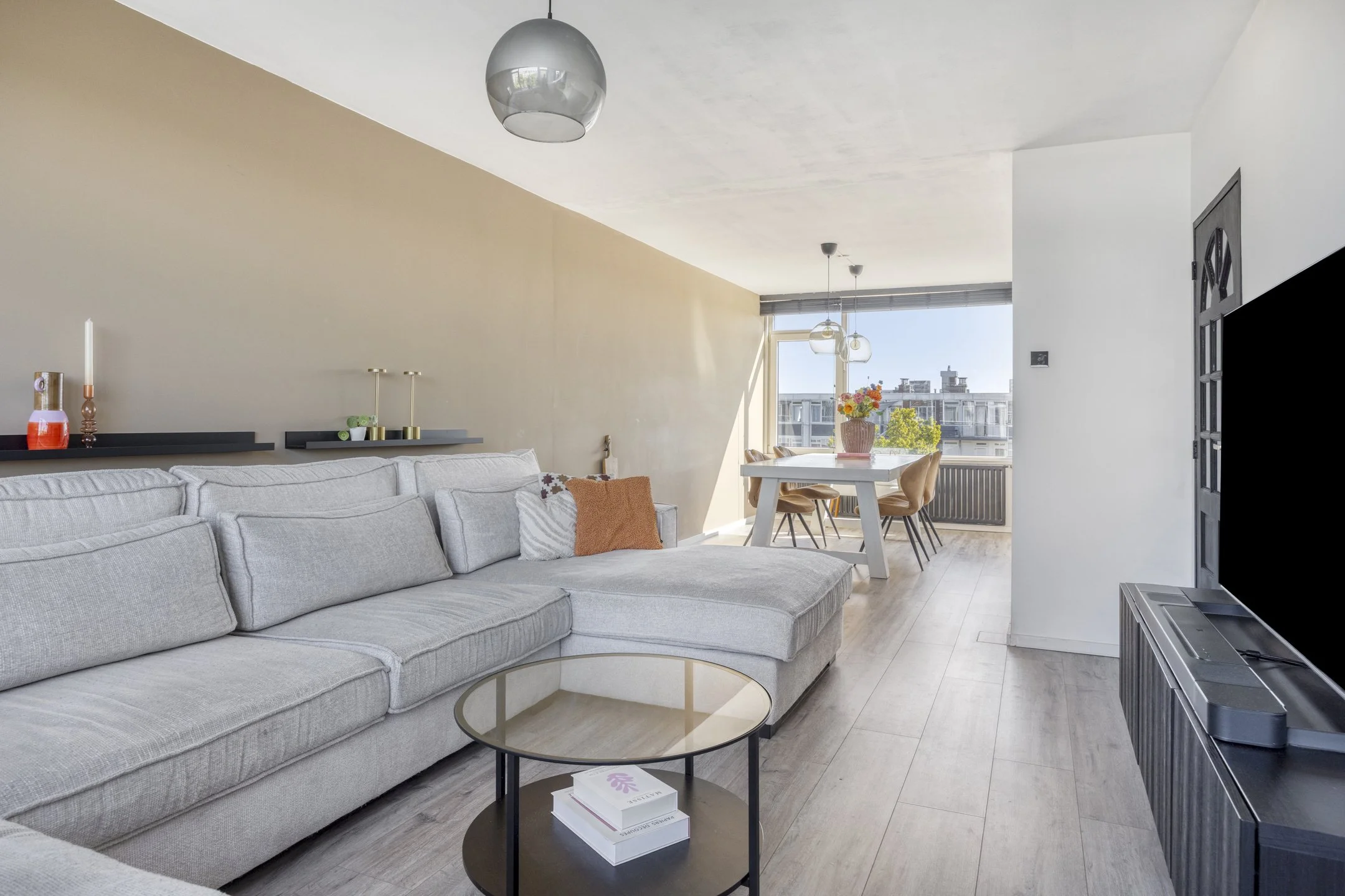 Appartement te koop aan de Albert Cuypstraat 21 in Capelle aan den IJssel, gelegen op de bovenste woonlaag.