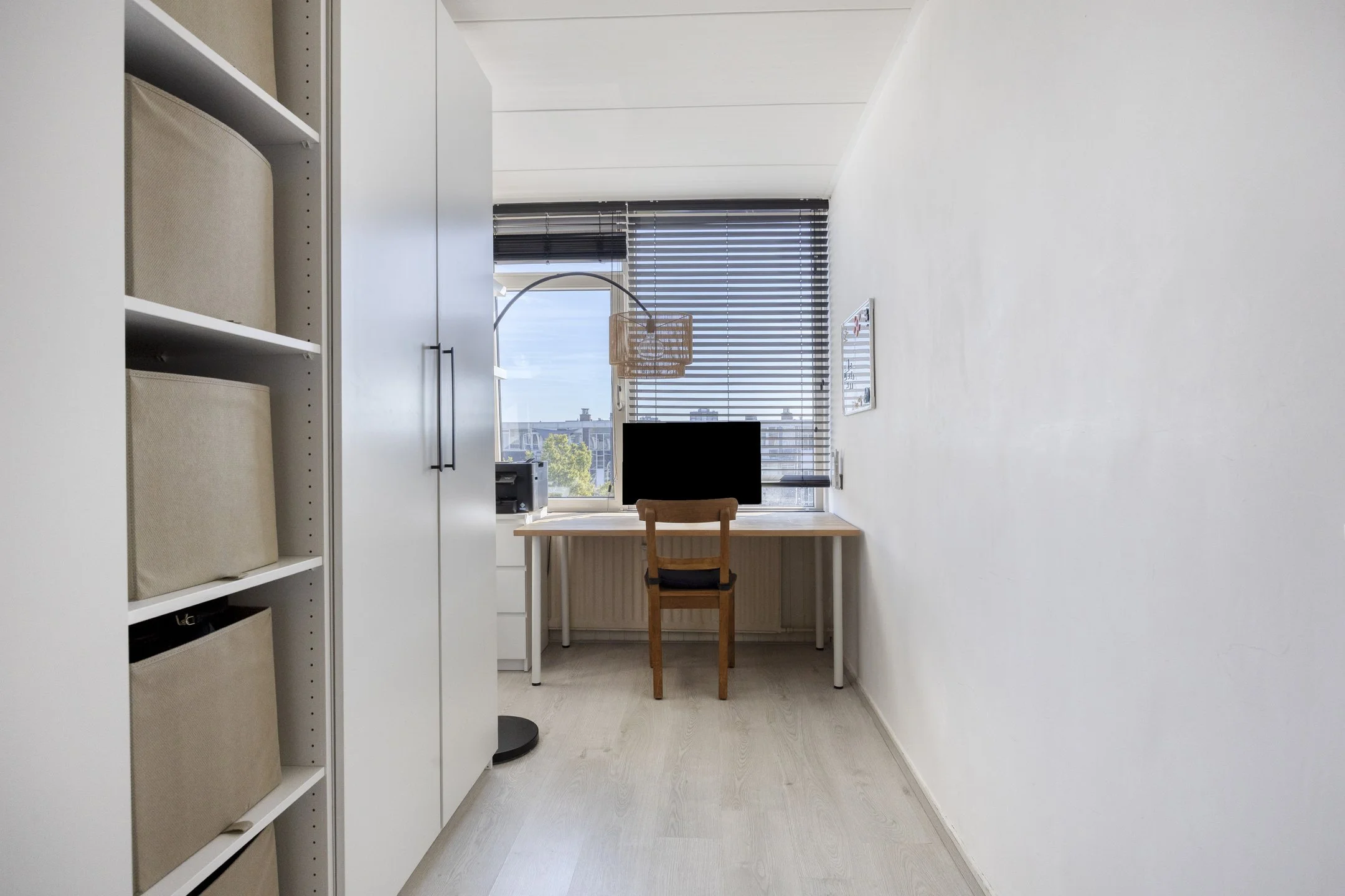 tweede kamer, geschikt als slaapkamer, werkkamer, sportkamer of kledingkamer, appartement Albert Cuypstraat 21 Capelle aan den IJssel.