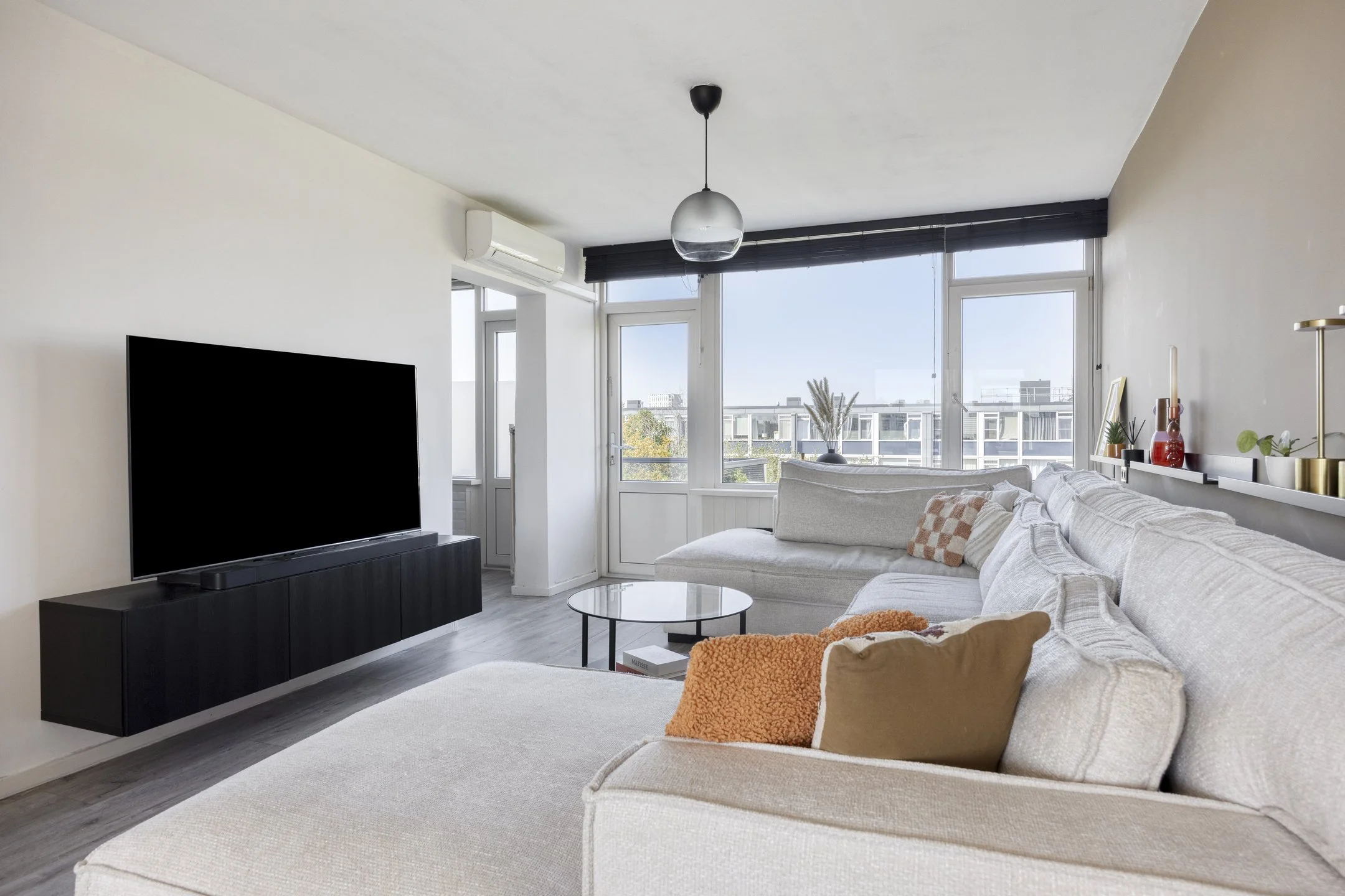Appartement te koop aan de Albert Cuypstraat 21 in Capelle aan den IJssel, gelegen op de bovenste woonlaag.