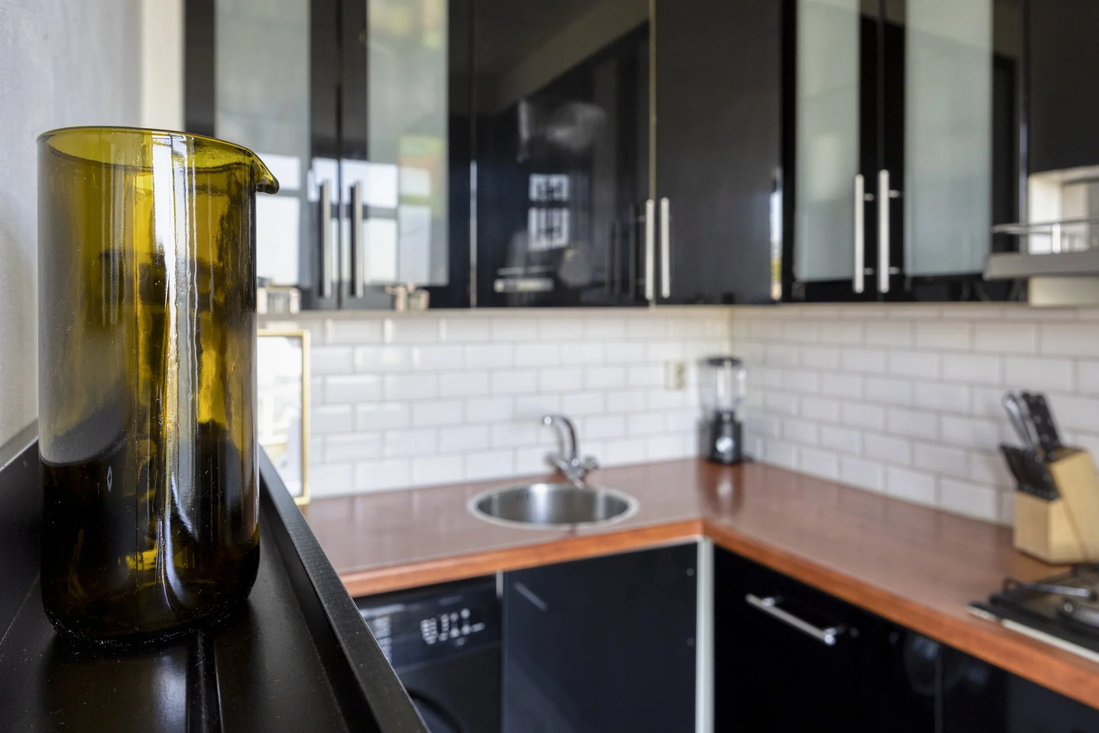 Functionele keuken met gasfornuis, koelkast en ruimte voor vaatwasser en oven, met brede doorgang naar de woonkamer, appartement Albert Cuypstraat 21 Capelle aan den IJssel.