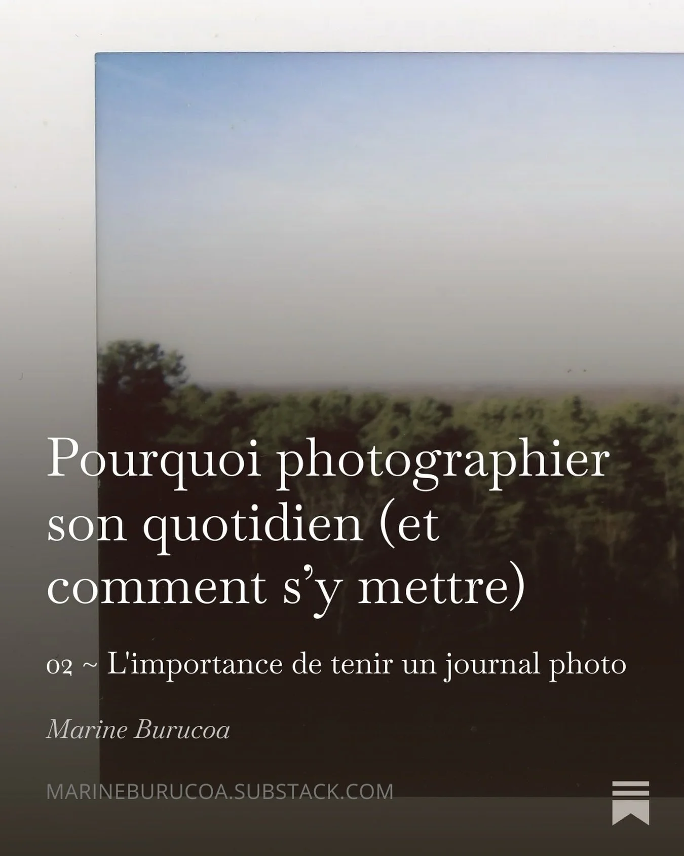 Un jour de mai 2019, j&rsquo;ai d&eacute;cid&eacute; de prendre une photo instantan&eacute;e par jour, et sans m&rsquo;en rendre compte, j&rsquo;ai fabriqu&eacute; une m&eacute;moire en petits rectangles, un jour apr&egrave;s l&rsquo;autre.

💌 Pourq