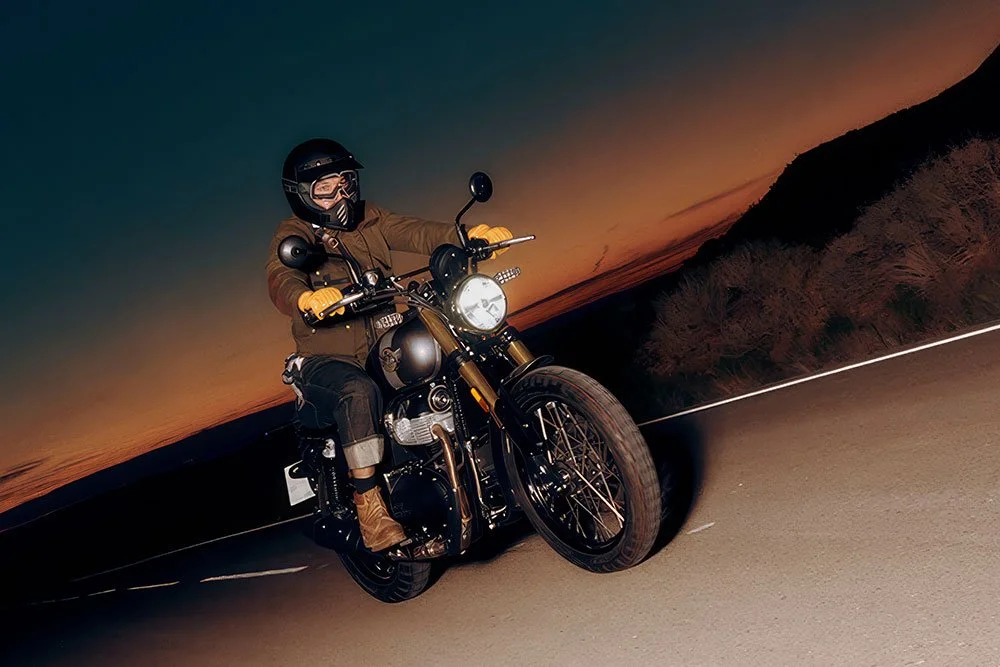 Motorcykel, Royal Enfield 650, som körs på natten.