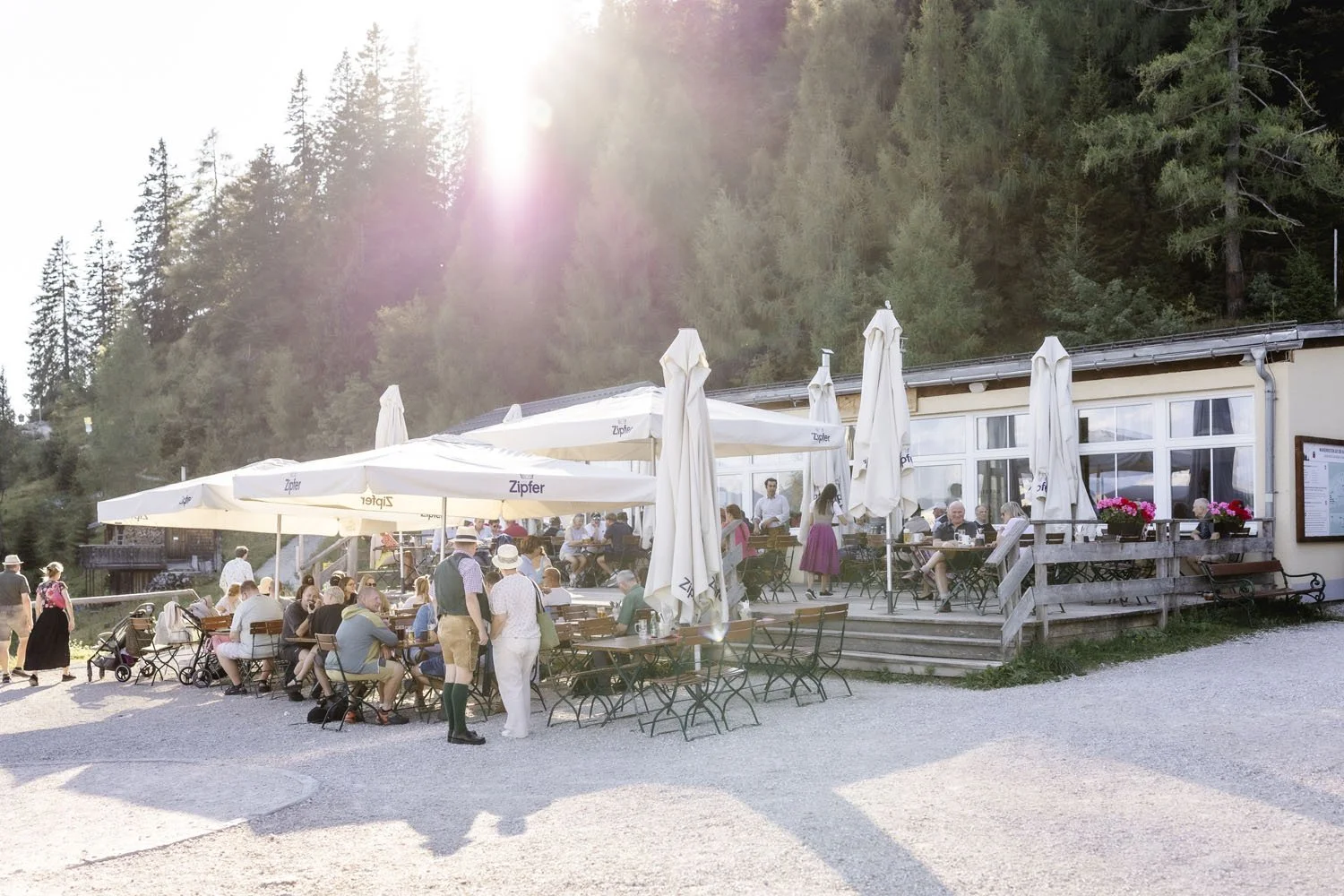 gefüllter gastgarten beim katrin berggasthof bad ischl