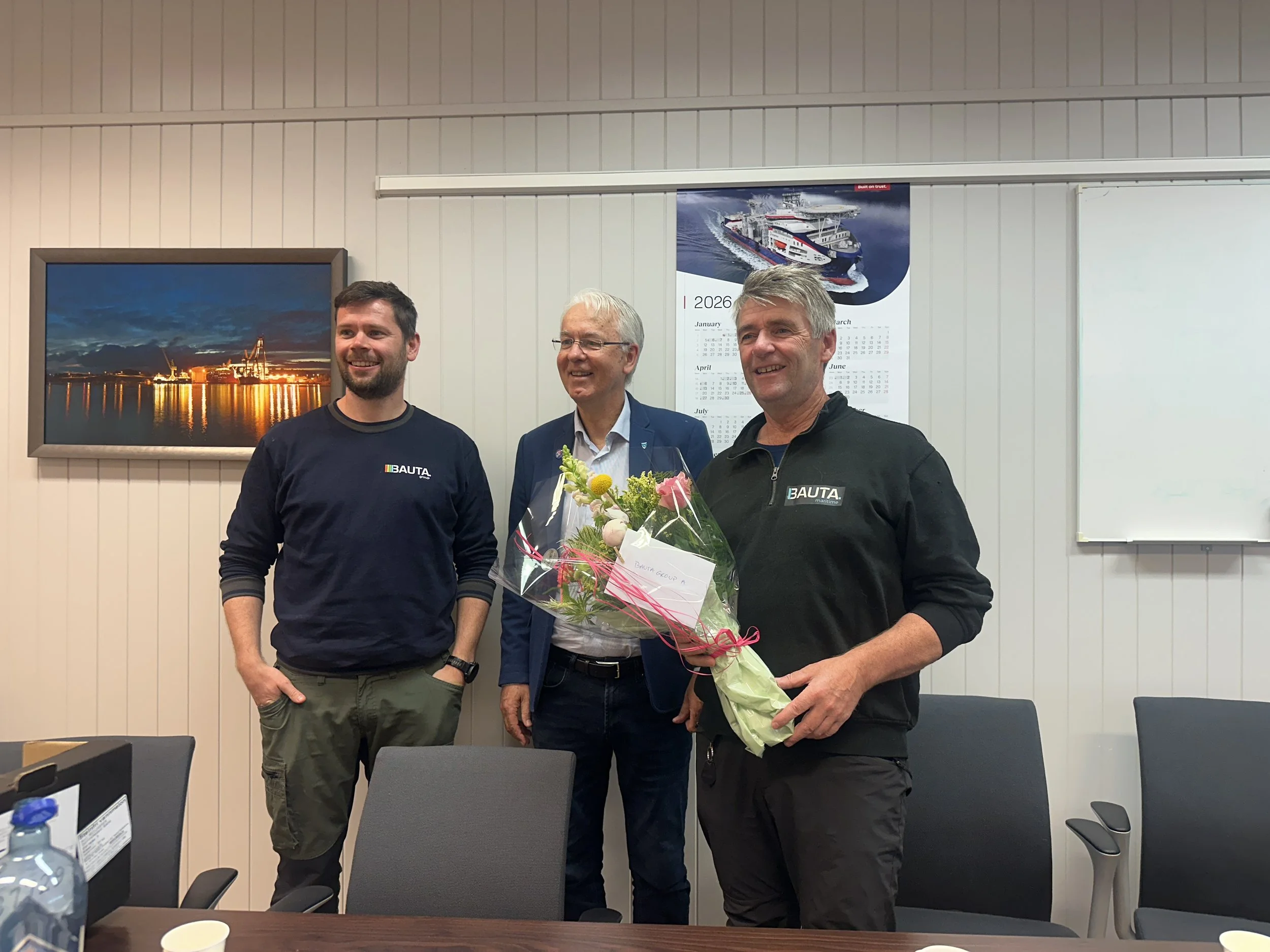 Fra v. Daniel Sundet (CEO Bauta Group), Helge Kjøll (ordfører i kommunen) og John Arve Sundet (CPO Bauta Group)