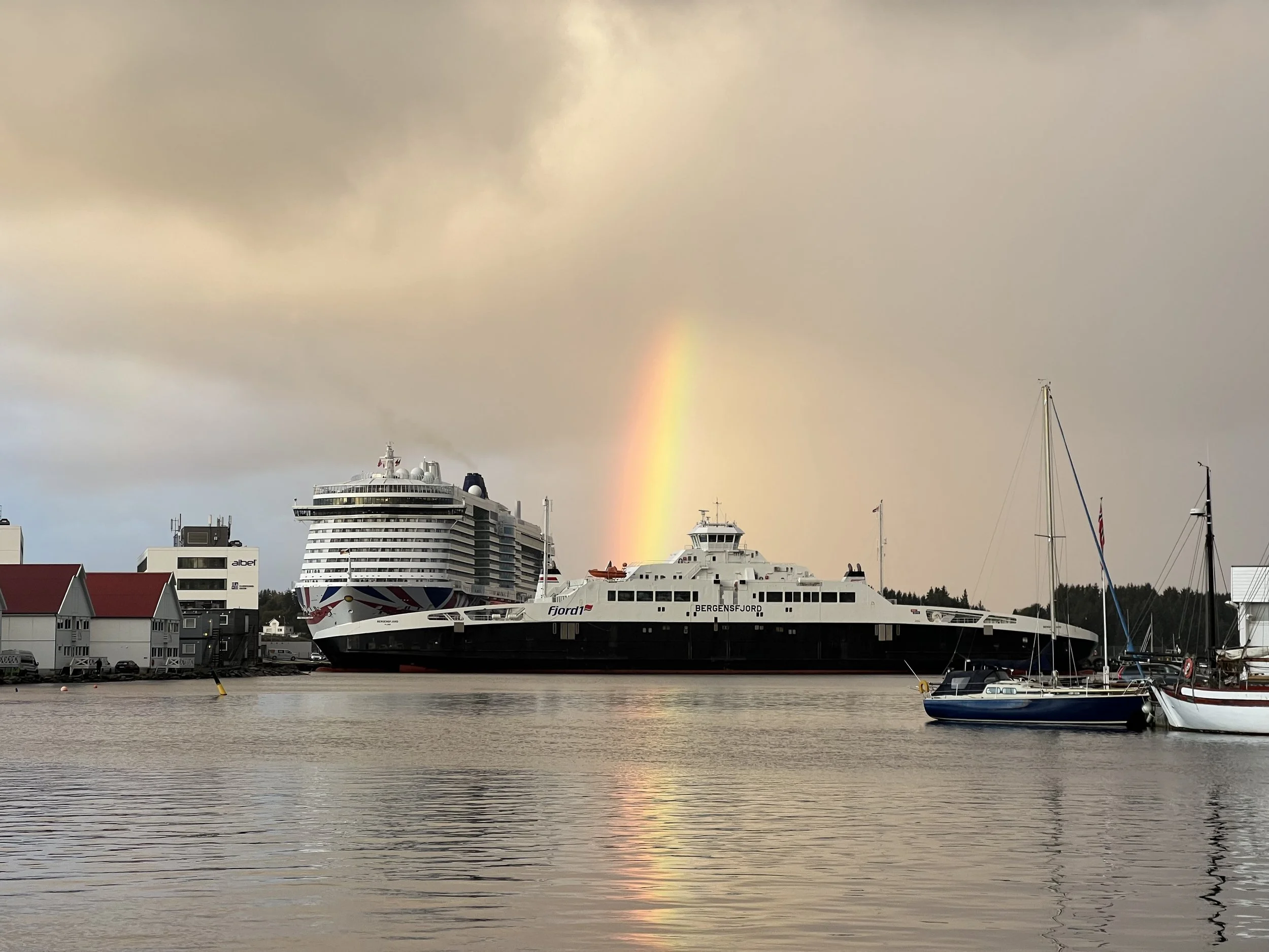 Betraktning: Allegorisk regnbue over cruiseskipet Iona