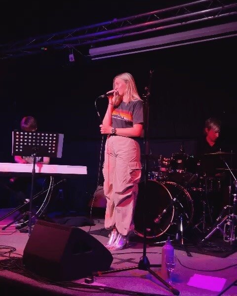 Unreal evening at @thecamdenclublondon 
Thank you for having me and appreciating my mix of jazzy gentle songs 🤎 
P.s the first time an audience have actually sung the chorus of an original with me🥺 

Thanks @lorenzosevnaltieri for jumping in with u