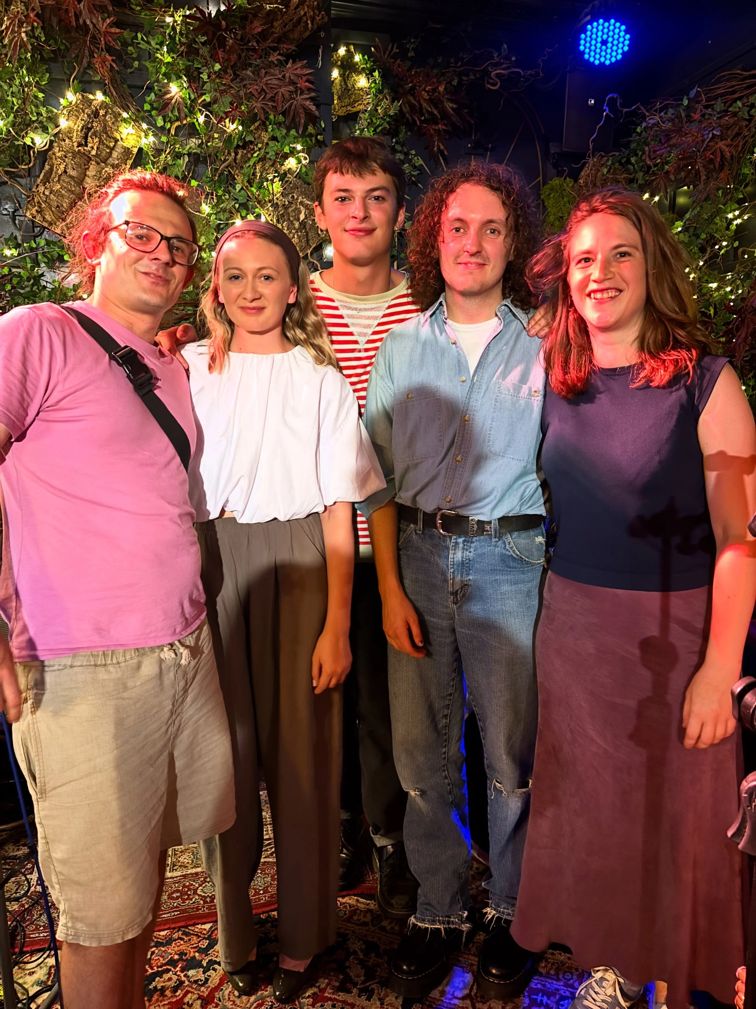 What a weekenddd 

The most beautiful last two gigs in Brighton and Bath to finish the Nap on the Sofa tour !!! So so grateful for everyone who came out and brought such wonderful energy. Thanks for having us @thefolklorerooms @thegrapesbath + thank 