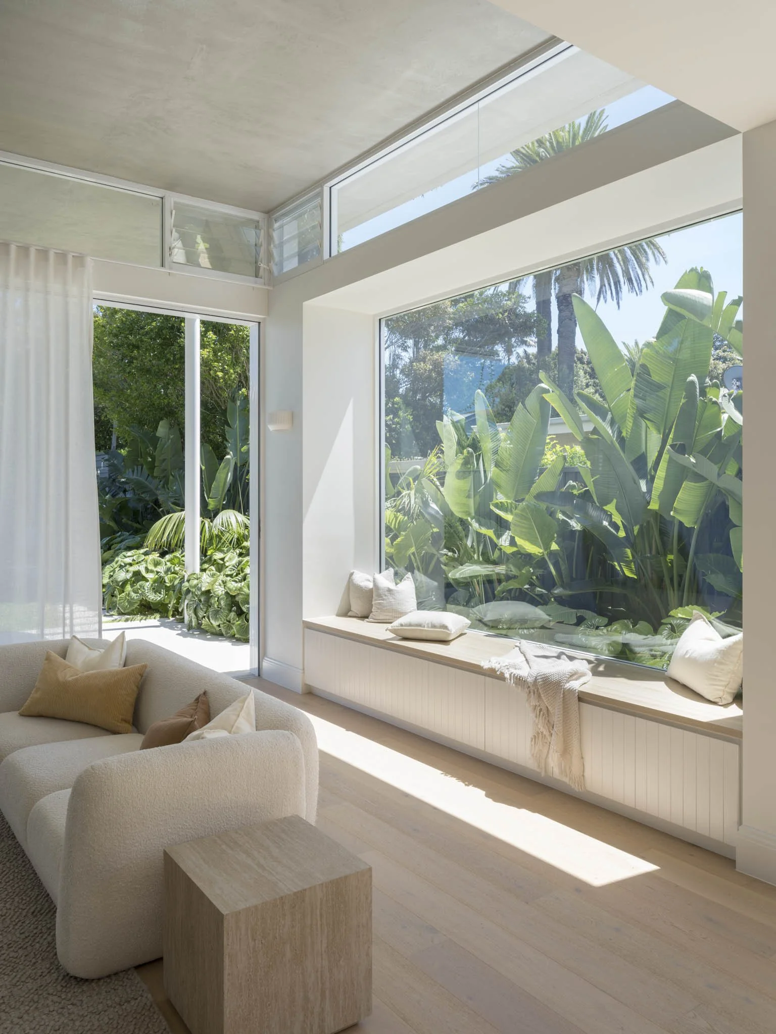 cronulla-duplex-11a-living-room-window-seat-passer-architects.jpg