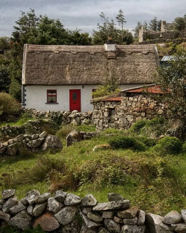 Adare’s Thatched Cottages: A Charming Stop on Your Ireland Heritage Tour