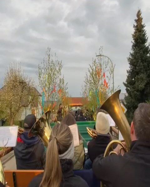 Nachdem wir gestern in M&ouml;dingen und Bergheim bereits zur Umrahmung beim Aufstellen der Maib&auml;ume gespielt haben, stand heute noch unser traditioneller Weckruf statt.

Diesmal nicht wie sonst zu Fu&szlig;, aber seht selbst...