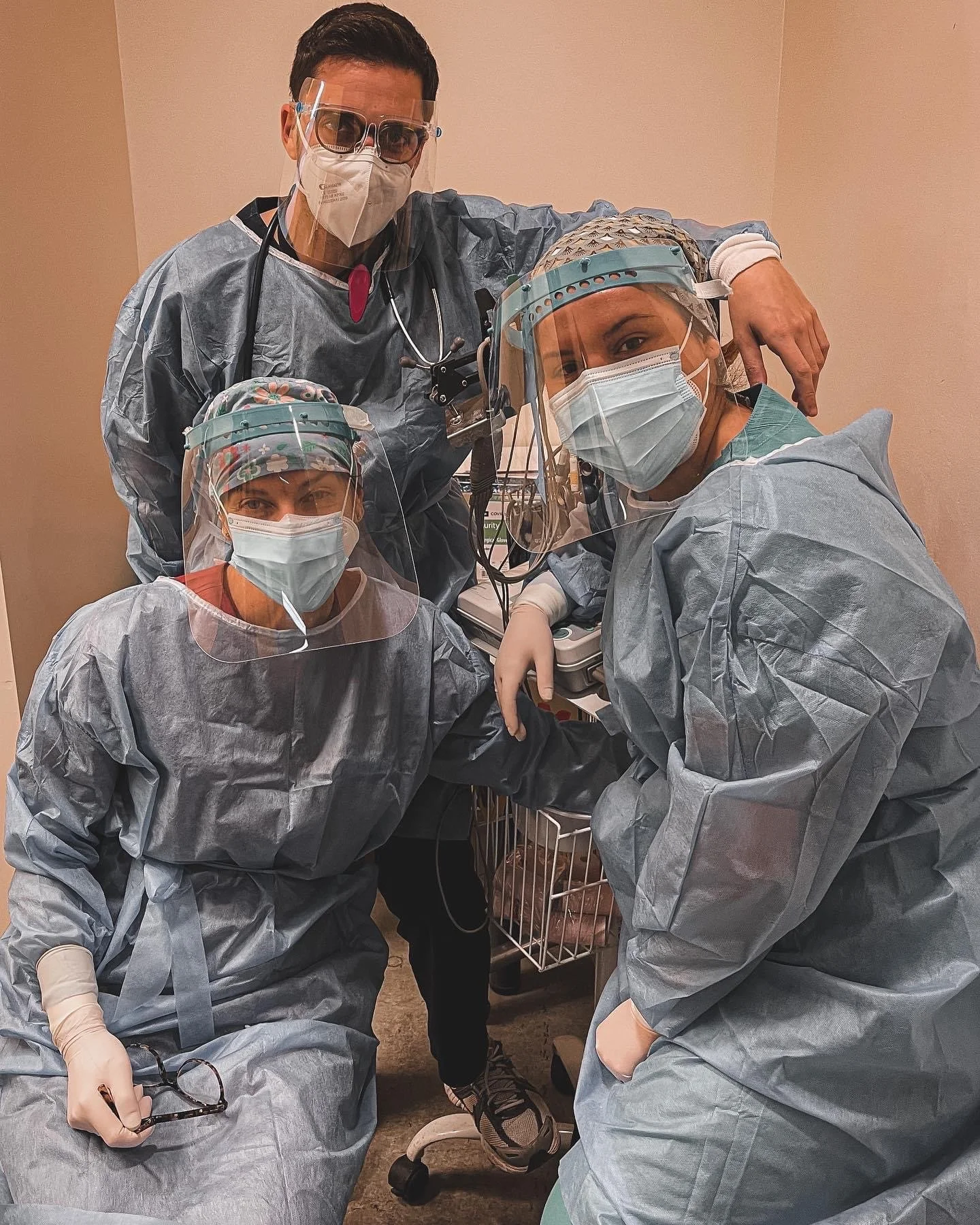 Απόστολος Ανθόπουλος με νοσηλευτές