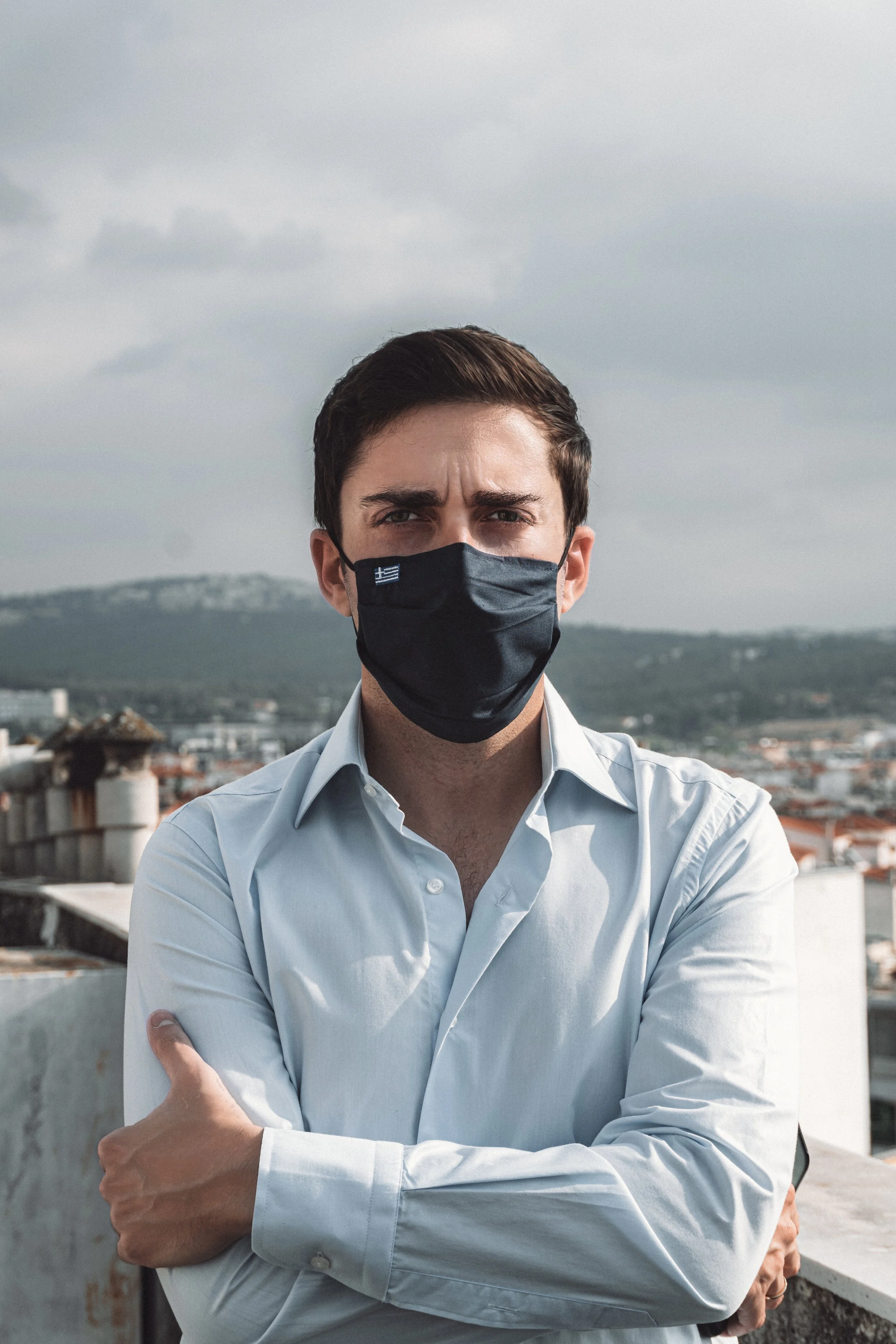 Απόστολος Ανθόπουλος επί εποχής Covid με μάσκα με την ελληνική σημαία