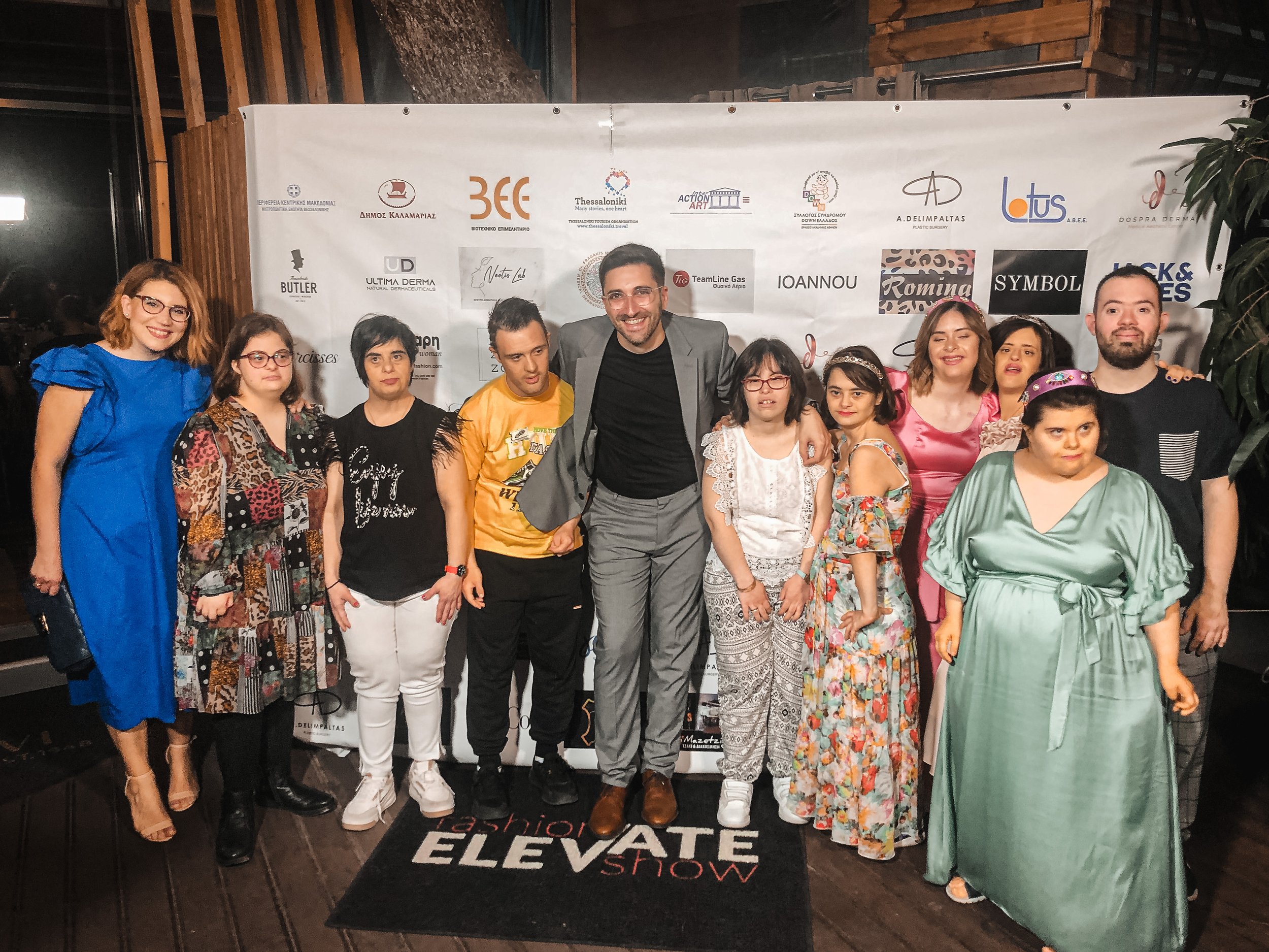 Απόστολος Ανθόπουλος με παιδιά με σύνδρομο Down στο Elevate Fashion Show