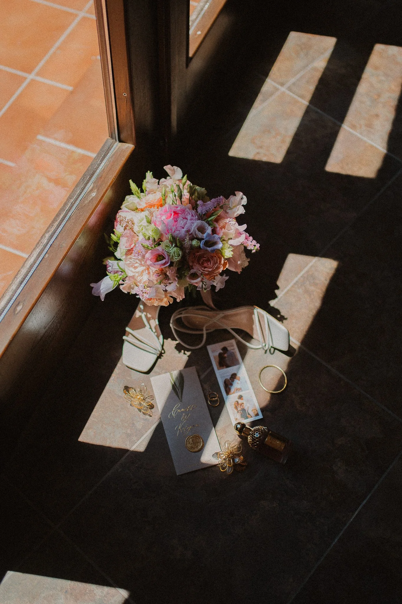 Flatlay préparatifs mariage details photographe