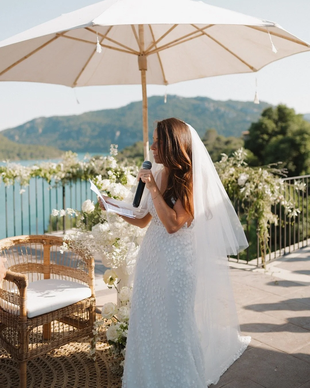 Des v&oelig;ux murmur&eacute;s, des discours vibrants, des larmes partag&eacute;es.
Ce mariage en Espagne avait tout : une belle c&eacute;r&eacute;monie &agrave; l&rsquo;&eacute;glise (que vous montrerai bient&ocirc;t ) mais aussi un moment &agrave; 