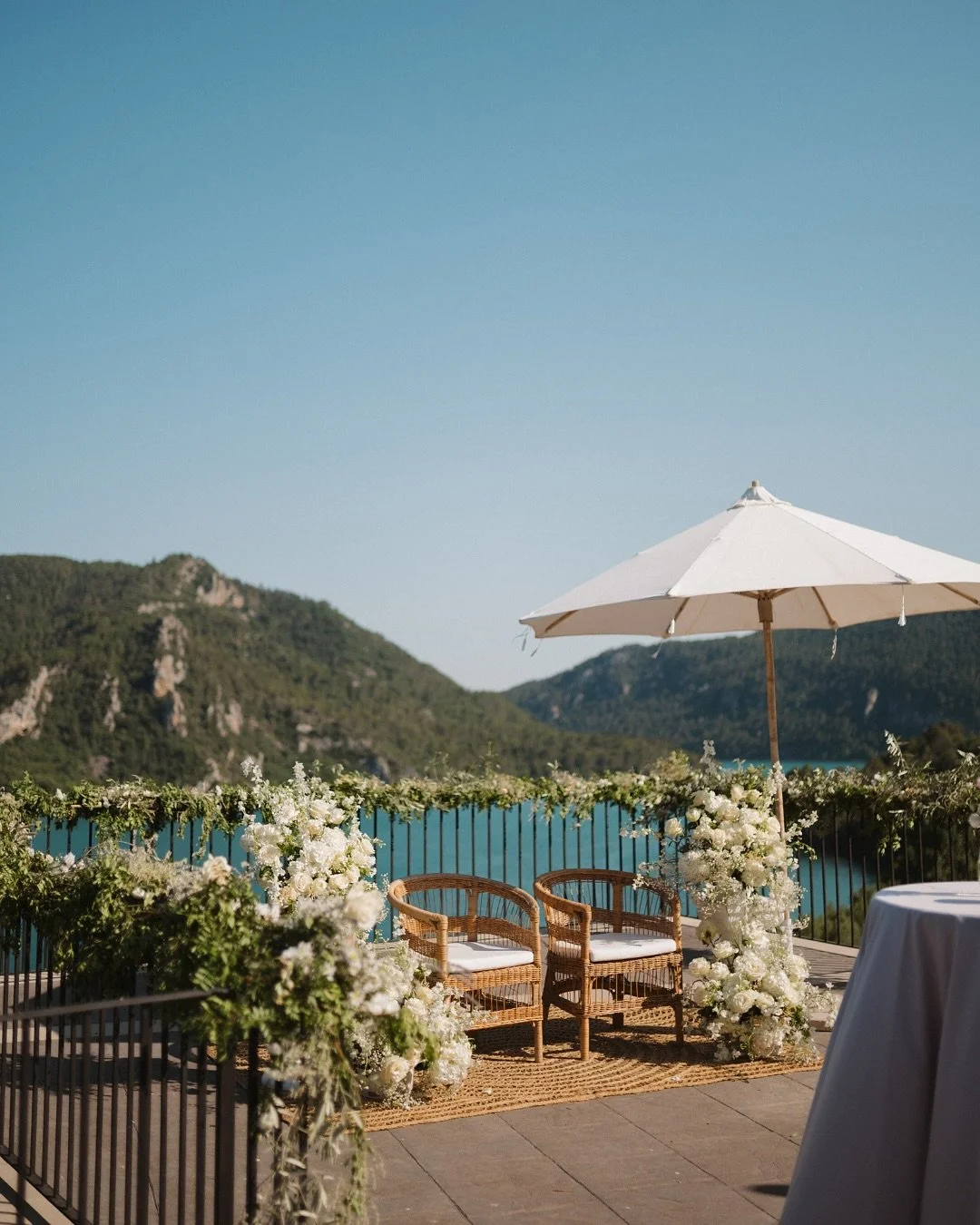 Dreaming of more destination weddings 🌞 From the Spanish  Pyrenees to Greece, Italy, the Balearics&hellip; and maybe one day Colombia or Tahiti. Anywhere in the world- as long as there is love ✨ 

Venue @liguerredecinca
Photo @laurenequiros
Film @pa