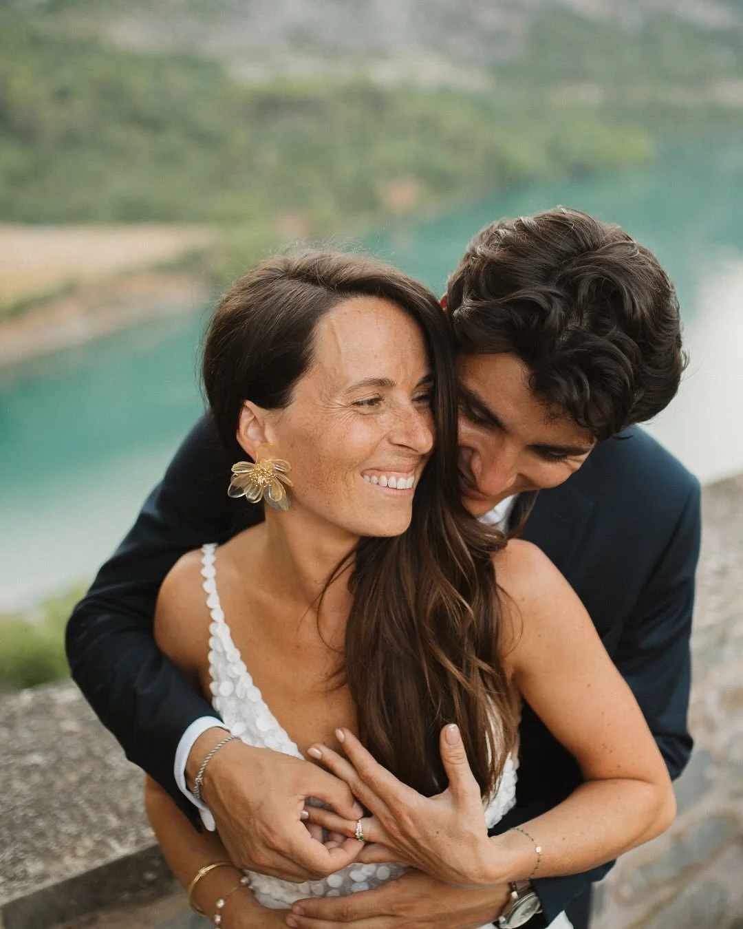 A few glimpses from my last wedding in Spain - a blend of love, laughter, emotions et sunshine - a magical weekend that reminded me why I&rsquo;m so passionate about my job. 

My 2026 agenda is still in progress and 2027 is already open.
My experienc