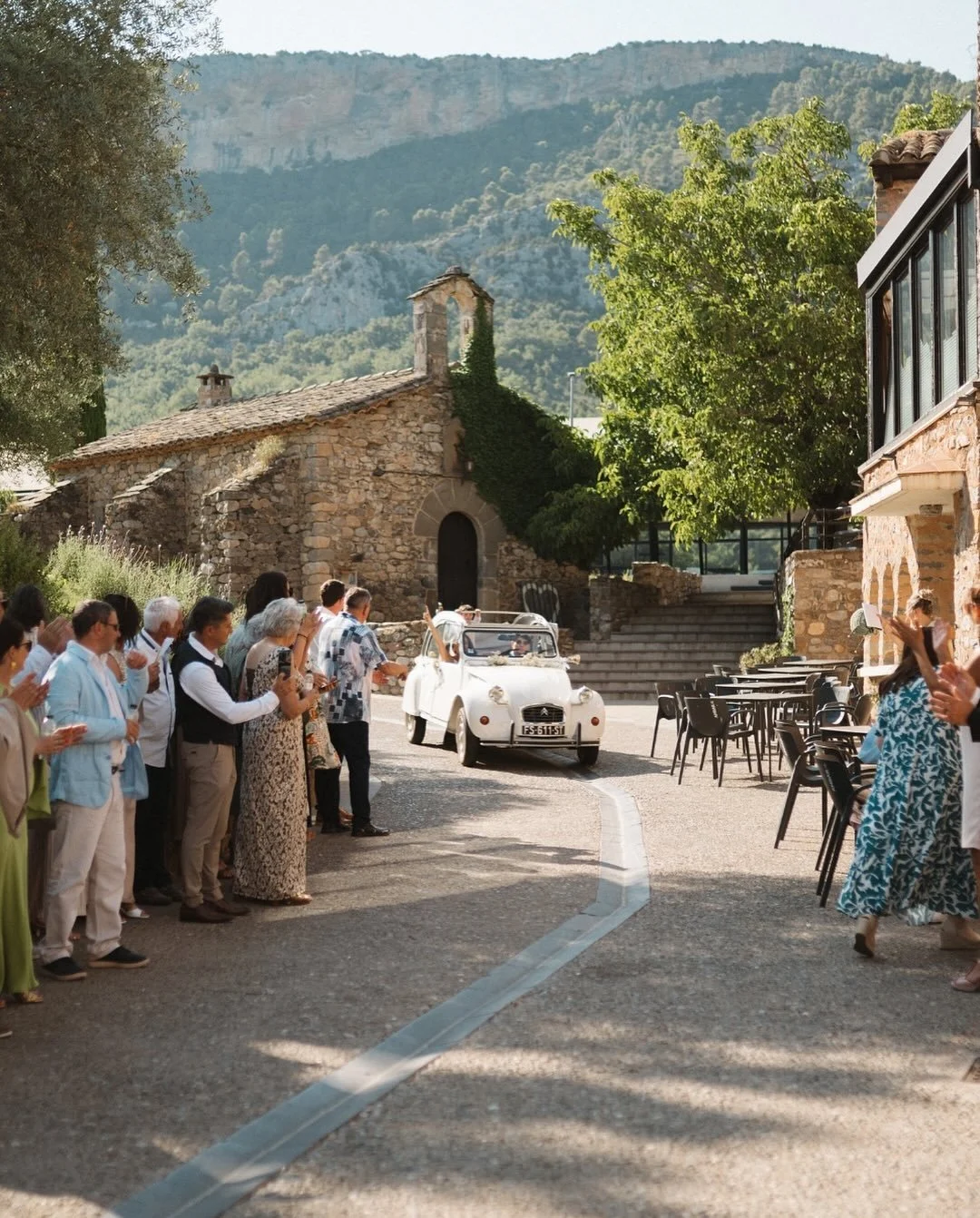 L&rsquo;arriv&eacute;e des mari&eacute;s en 2CV au milieu des montagnes espagnoles&hellip; incroyable moment ✨

Can&rsquo;t wait to hear about your love stories, your inspirations, your destinations and your dreams. 

Info &amp; contact on my website