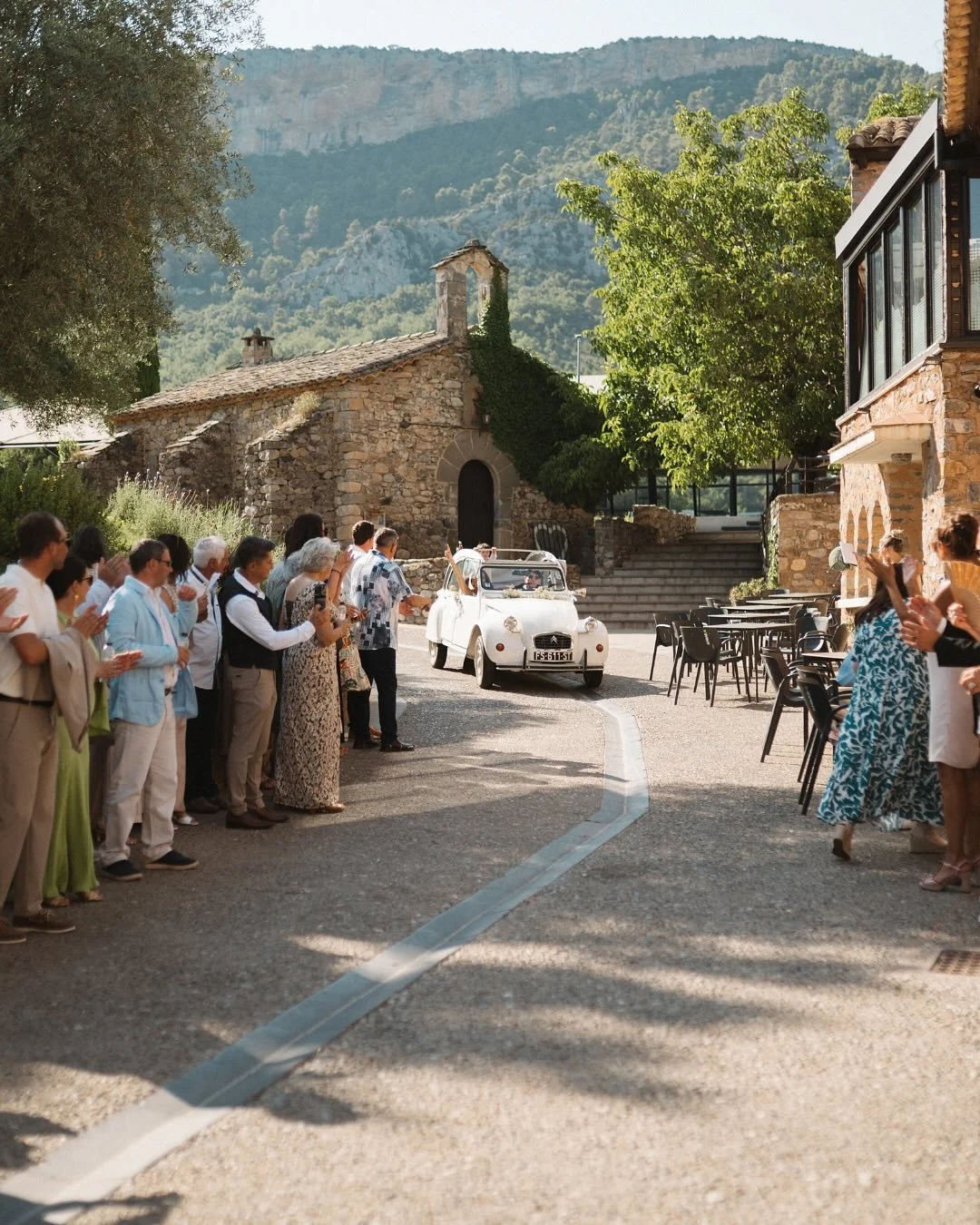 L&rsquo;arriv&eacute;e des mari&eacute;s en 2CV au milieu des montagnes espagnoles&hellip; incroyable moment ✨

Can&rsquo;t wait to hear about your love stories, your inspirations, your destinations and your dreams. 

Info &amp; contact on my website