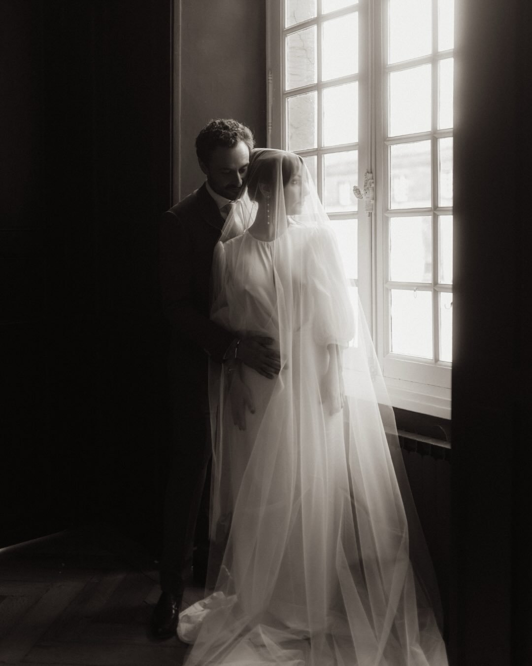 Ici, l&rsquo;amour ne pose pas. 
Il traverse. 

Des corps qui se fr&ocirc;lent, 
la lumi&egrave;re qui d&eacute;coupe, 
le silence plus fort que la musique. 

Comme au Berghain, 
On entre pour se perdre 
Et on ressort transform&eacute;s. 

Un mariage