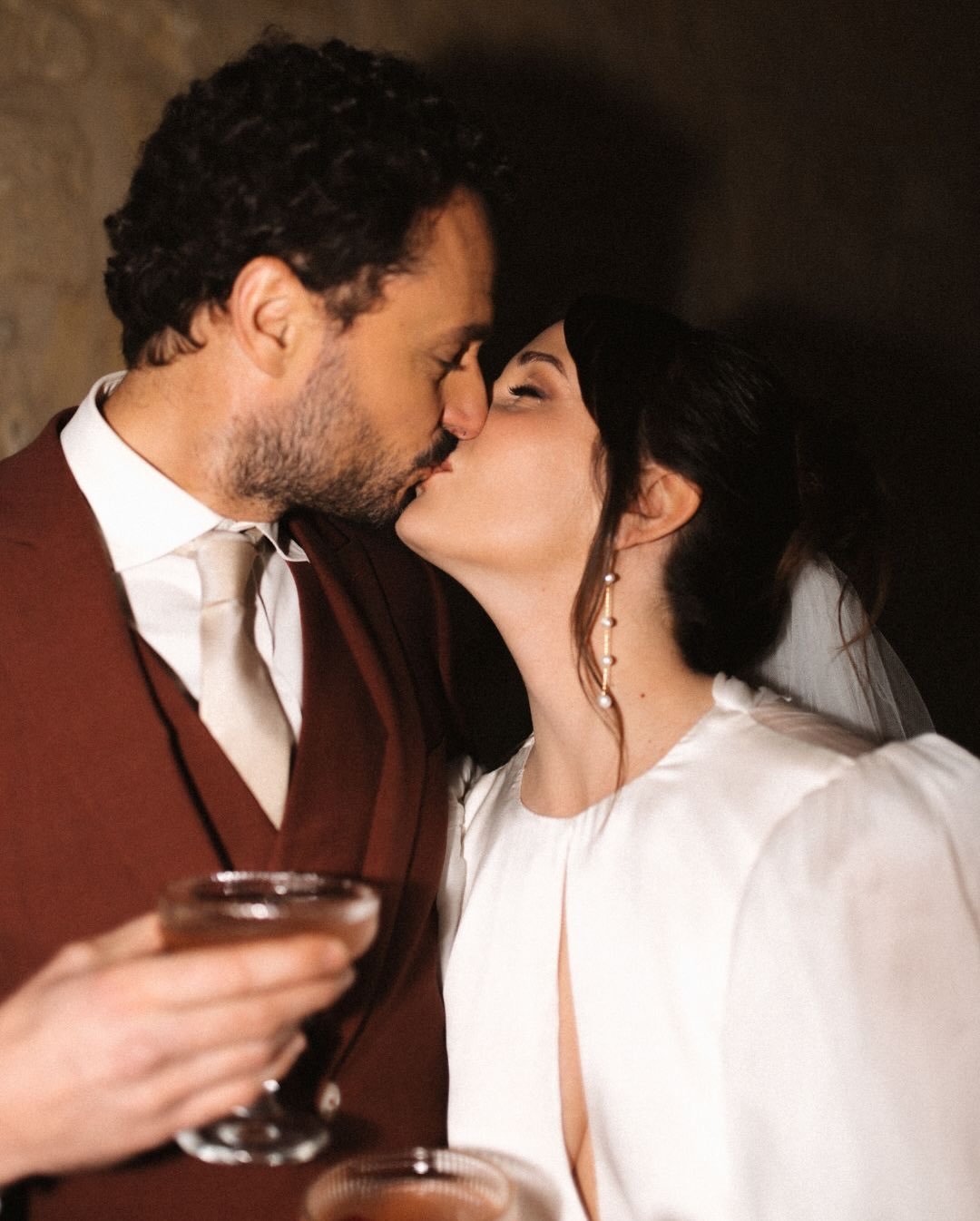 The wedding cake moment is a sweet and spontaneous moment to toast your love and the celebration that follows! I adore this light-hearted moment in the evening. 

Lieu : @chateau.de.sainte.croix 
Wedding Planner &amp; Officiante : @stephaniecarrera_ 